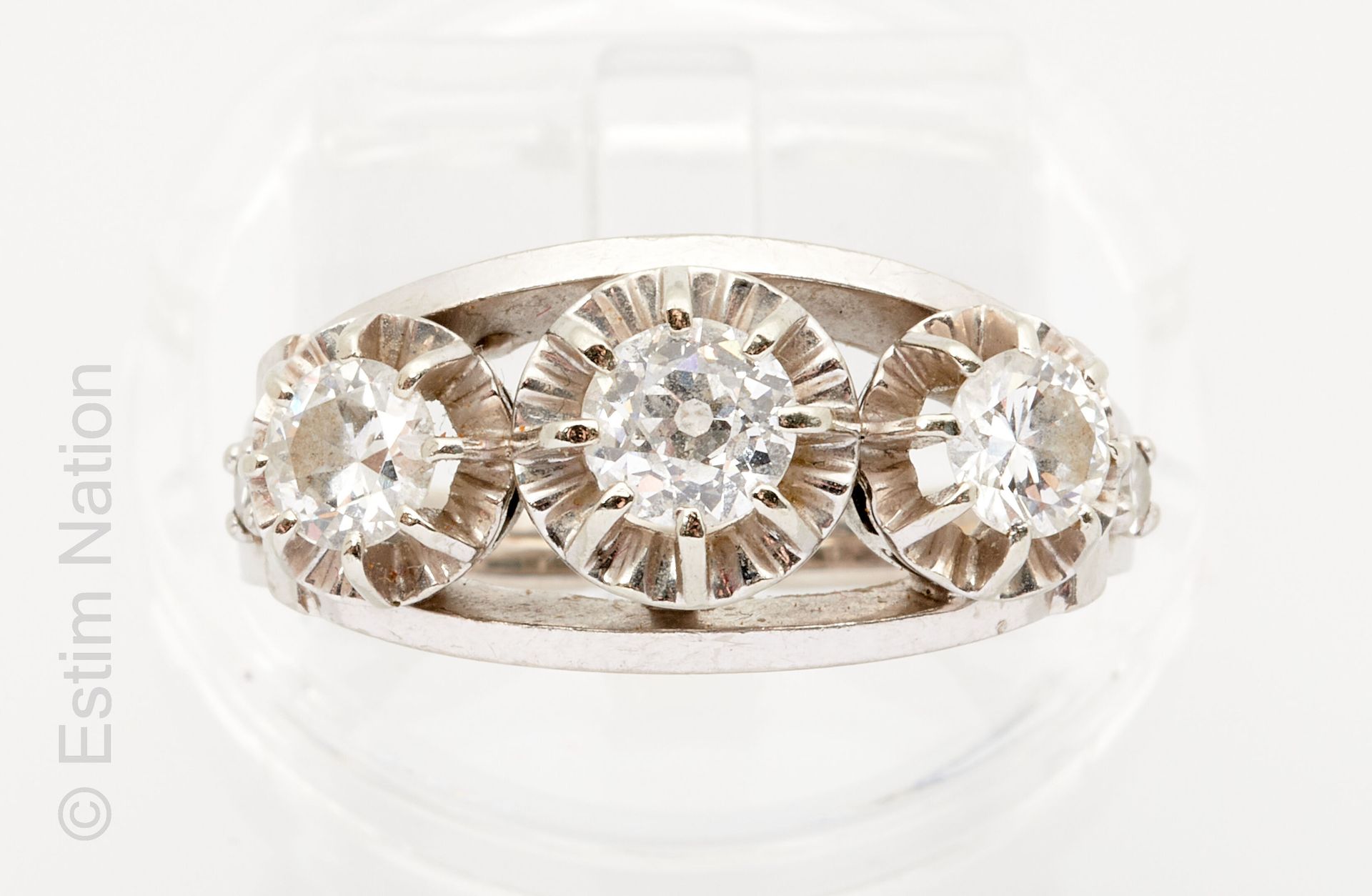BAGUE TROIS DIAMANTS OR GRIS 18K（750千分之一）白金戒指，镂空，镶有三颗老式切割钻石，其中一颗位于中央，比较重要，约0.40克&hellip;