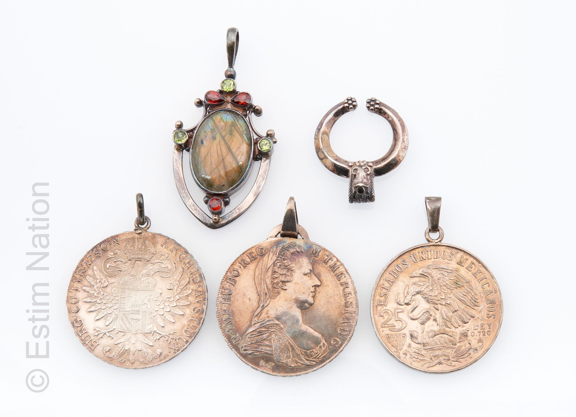 LOT DE BIJOUX EN ARGENT 一批银质珠宝（925千分之一），包括三个装饰有硬币的吊坠，一个希腊罗马风格的吊坠，以及一个以凸圆形切割的拉布拉多&hellip;