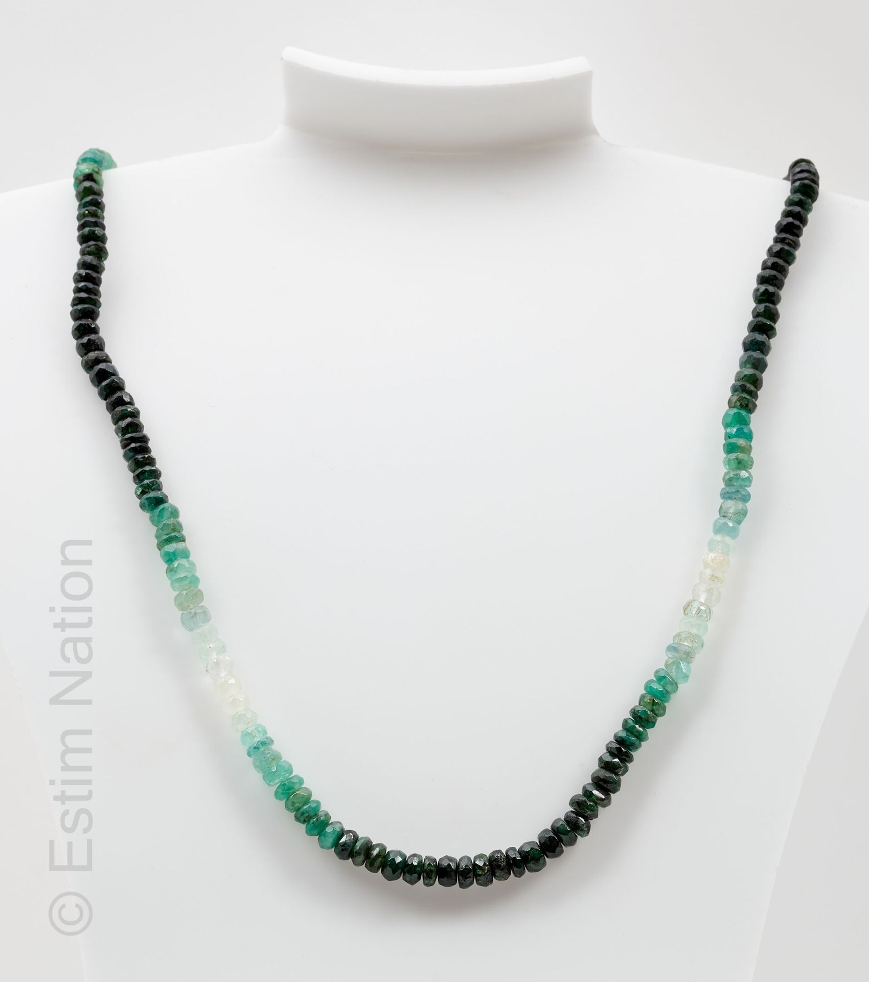 COLLIER ÉMERAUDES FACETTÉES 由绿色渐变的刻面翡翠珠子组成的项链。银色搭扣。珍珠的直径：大约4.7毫米。毛重：14.6克。长度：约45&hellip;