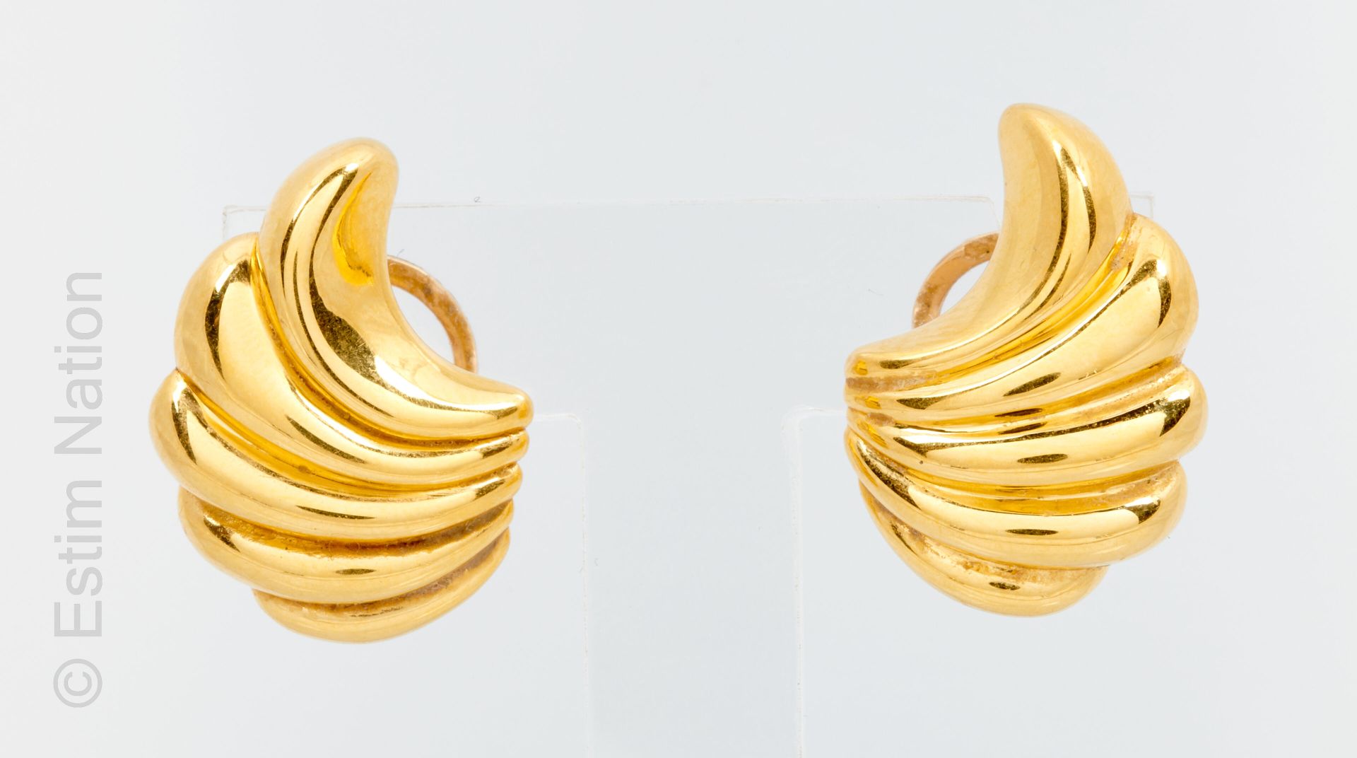 BOUCLES D'OREILLES OR JAUNE 18K黄金（千分之七十五）耳环一对，图案为 "Palme "godronnée。对于穿孔的耳朵，安全球拍&hellip;