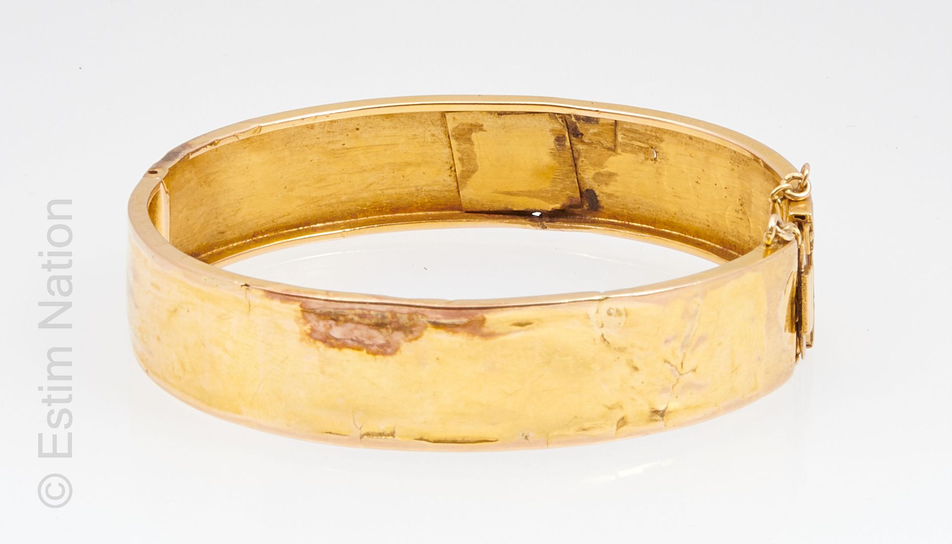 BRACELET OR JAUNE 黄金18K（千分之七十五）的刚性手镯开口，饰有叶子和花朵。扣住棘轮和安全链。19世纪末的作品。P. 16,6 g.(事故）。