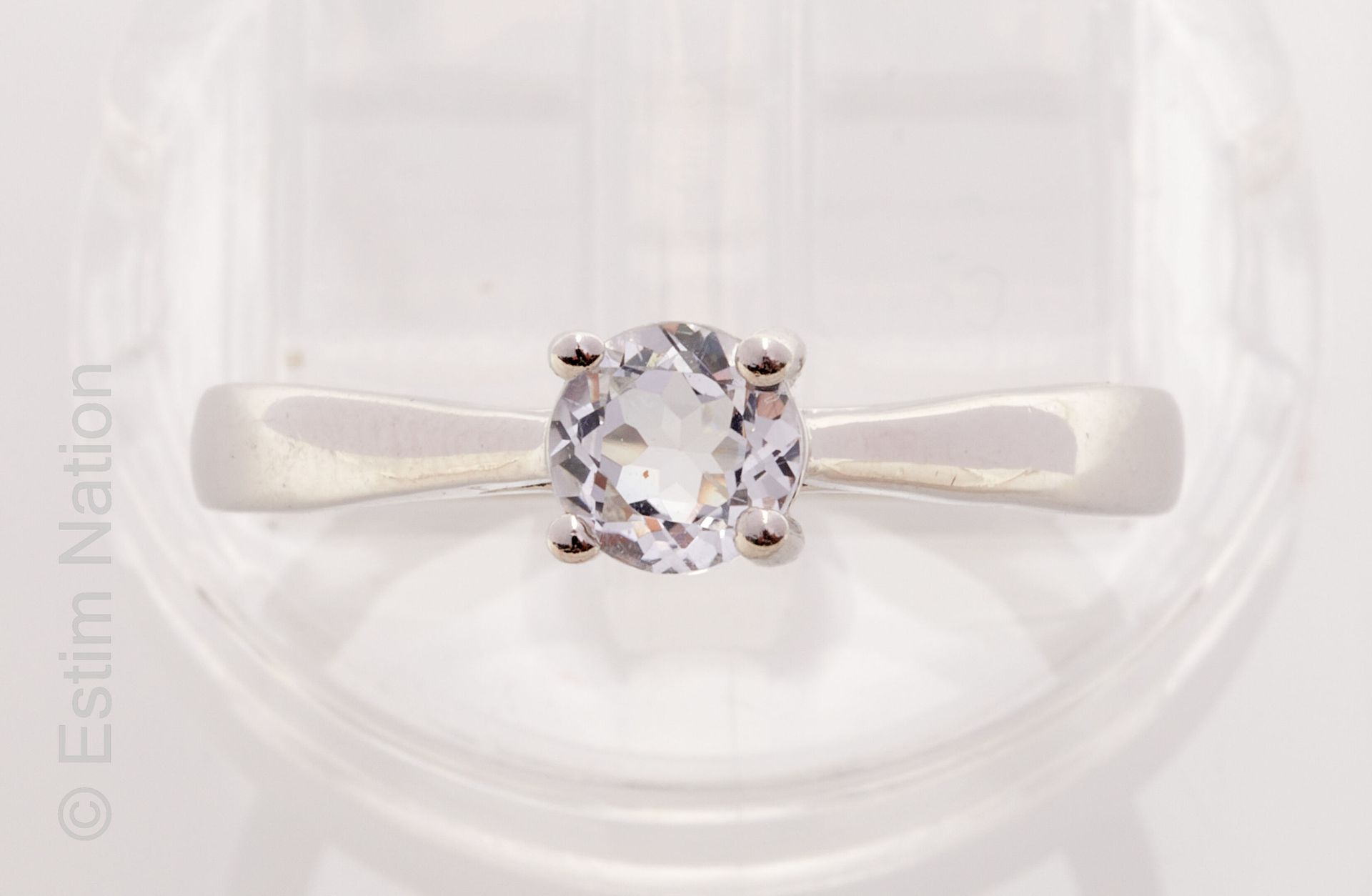 BAGUE ARGENT ET SAPHIR BLANC 戒指单晶银（925千分之一），装饰有一个圆形的白色蓝宝石切面，镶嵌爪子。转指：54。毛重：2,6克。