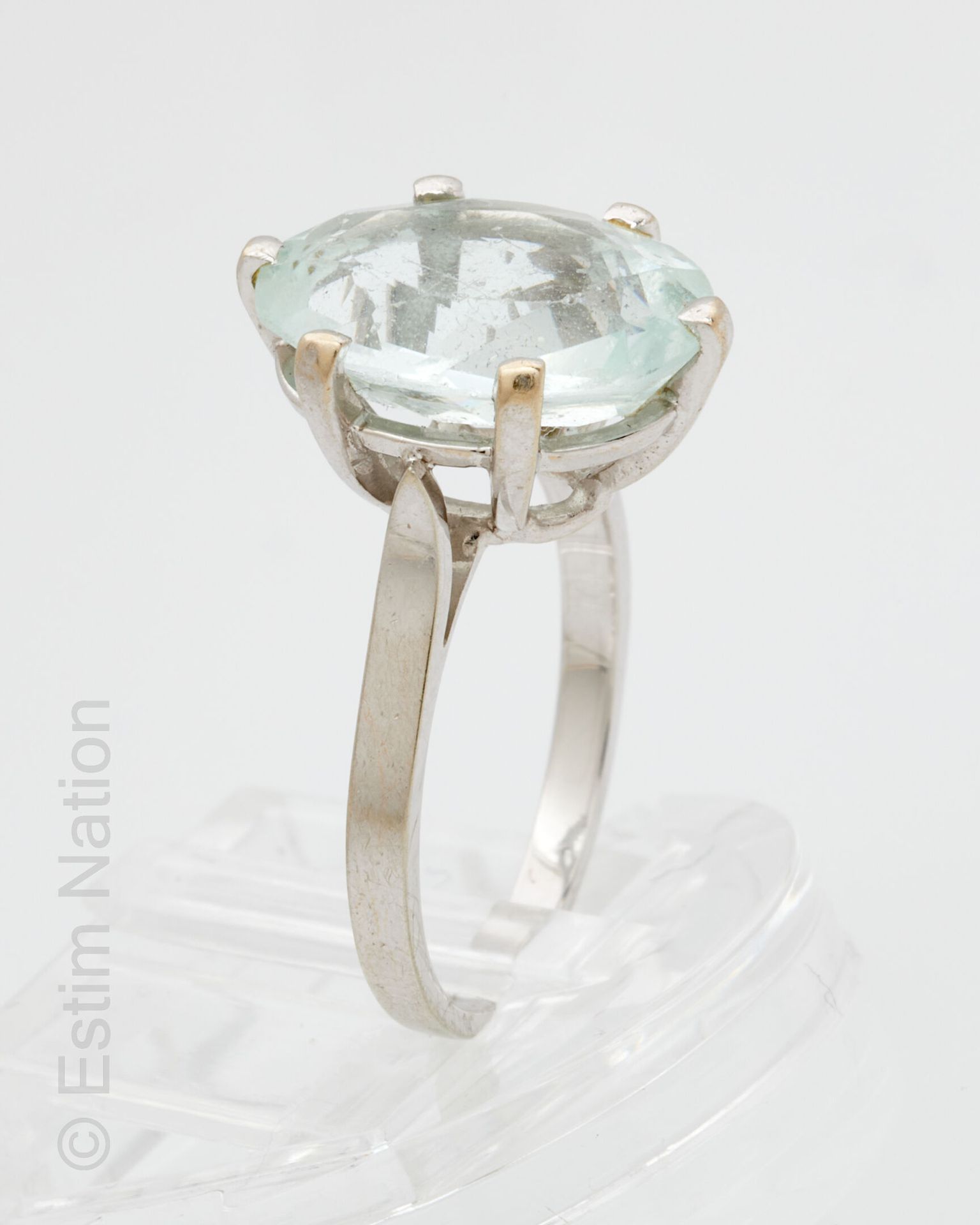 BAGUE OR GRIS ET AIGUE MARINE 18K（750千分之一）白金戒指，爪式镶嵌椭圆形琢面海蓝宝石。手指周长：48。 毛重：3.1克。