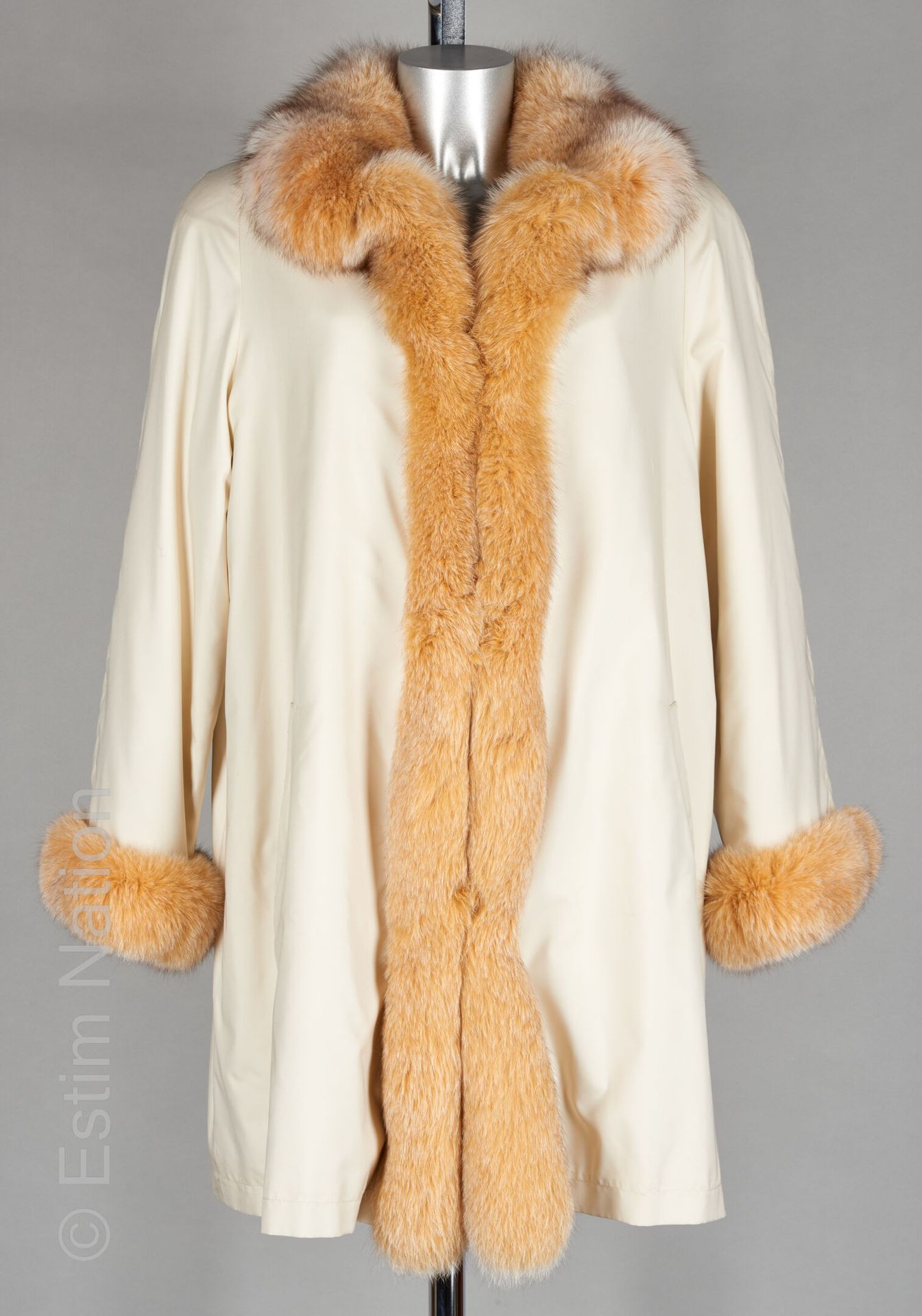 ROLF SCHULTE 象牙色帆布PELISSE，衬里为猞猁印制的castorette，狐狸纹装饰，两个口袋（S 40）（帆布上的袖子有小的卡痕）。(Vulp&hellip;