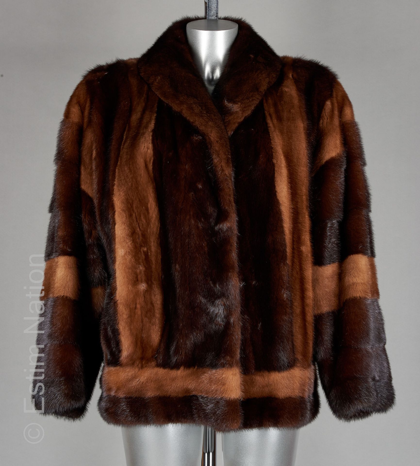 GILEA 貂皮条纹外套，四分之三长的袖子，披肩领，钩织，缝中有两个口袋（约T M）。