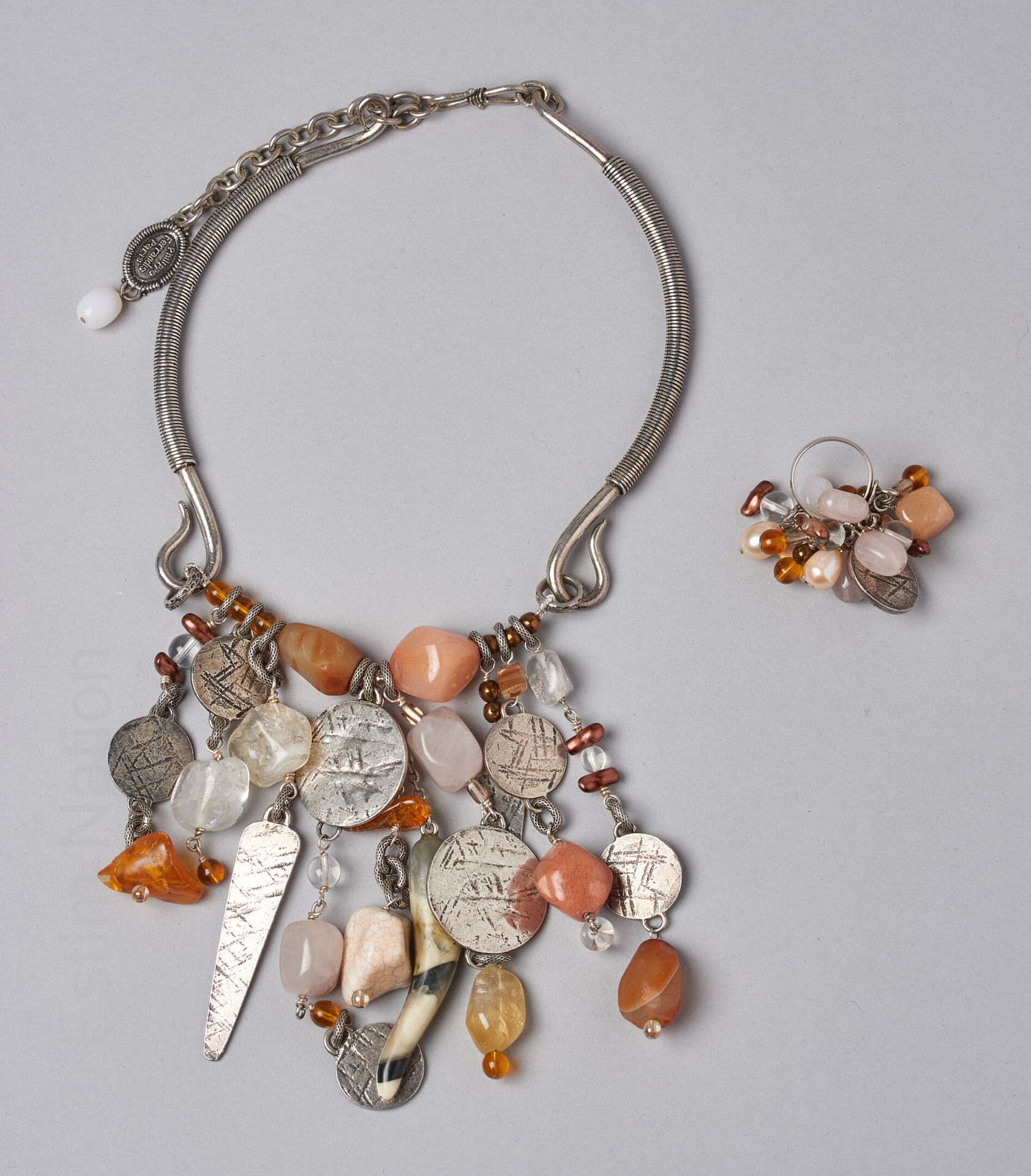 PHILIPPE FERRANDIS 镀银金属首饰的民族灵感，持有硬石、石英、牛角、琥珀、水晶石和雕刻的硬币珠子：扭矩项链和戒指
