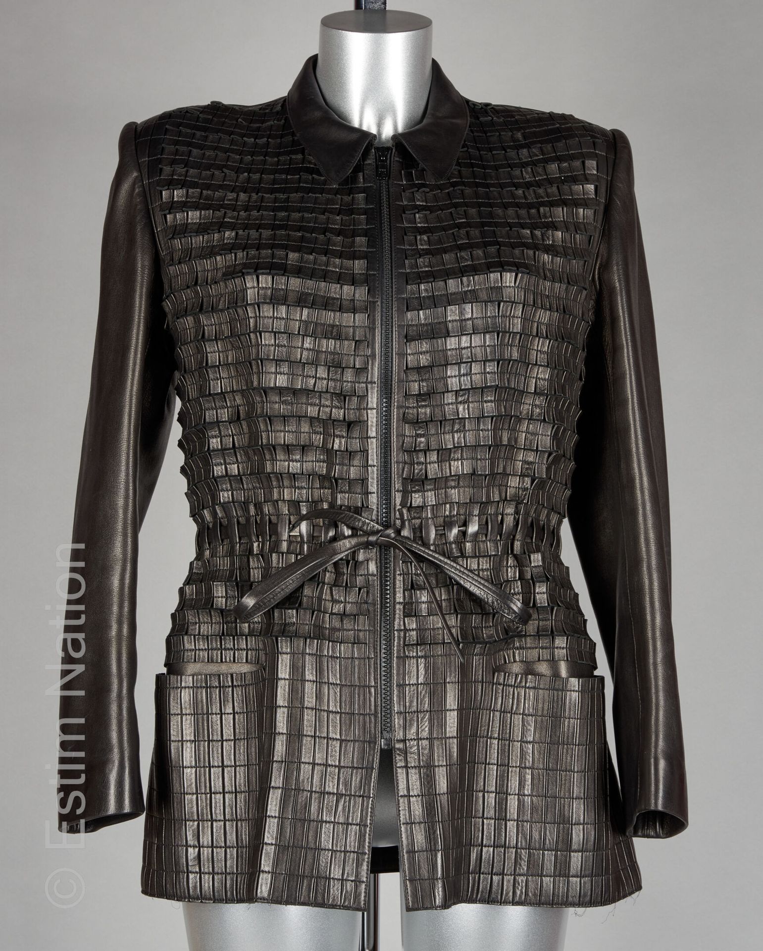 JITROIS 黑色浸渍小羊皮夹克，格子图案，拉链开合，腰部抽绳，两个贴袋（S 40）（小型污损）。