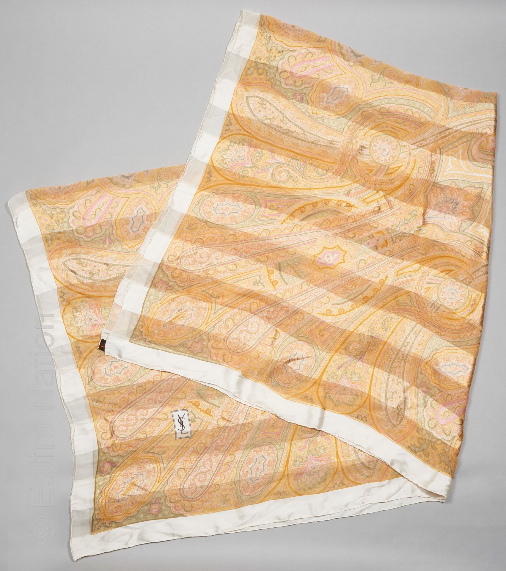 YVES SAINT LAURENT FOULARDS 真丝和丝质雪纺印有羊绒的大方形（180厘米边）（真丝一角略微变细）。