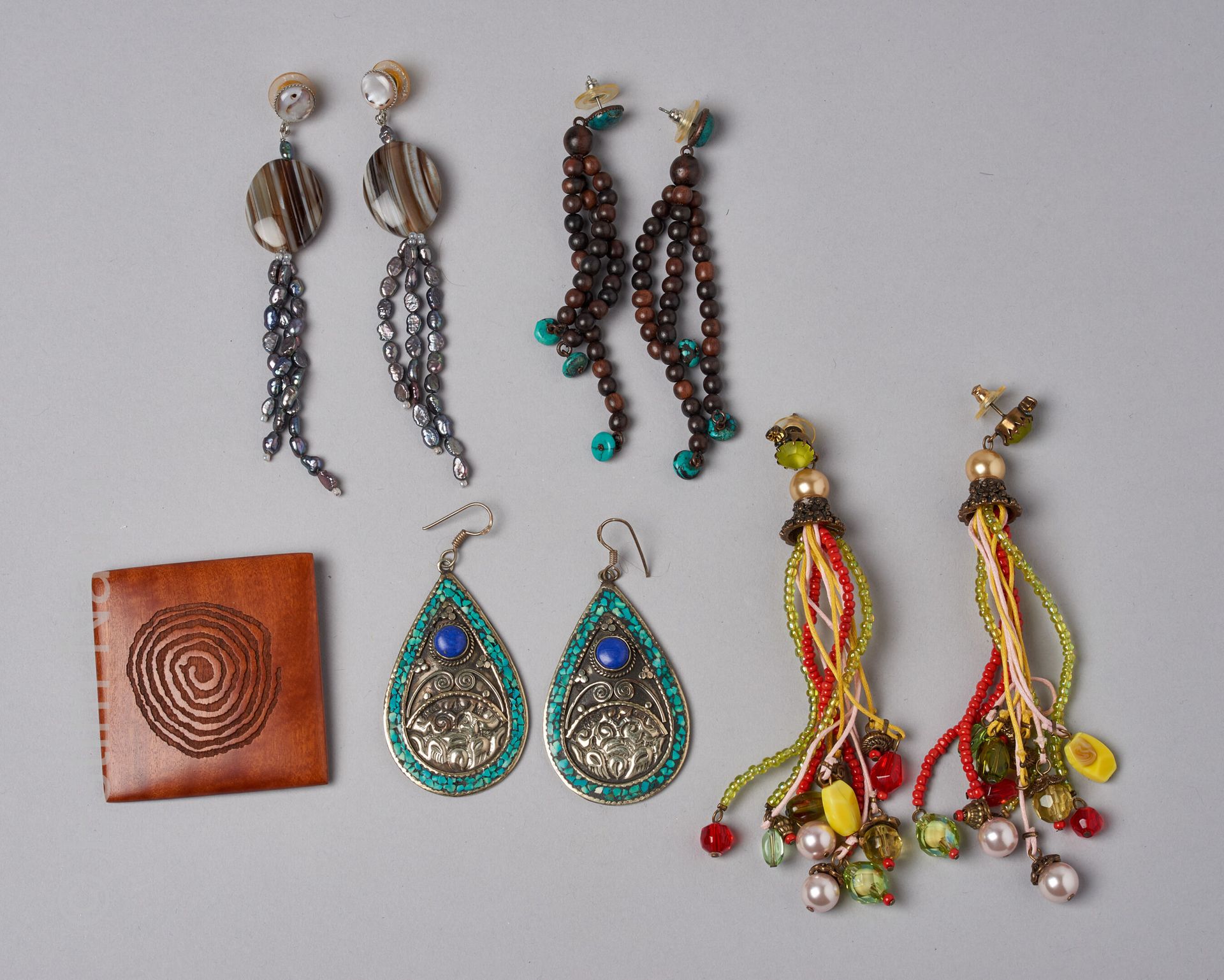 ANONYME 两对珍珠、玛瑙和绿松石木质穿耳珠，方形南非木针，一对金属和绿松石耳环，一对珠子耳环（无条件保证）