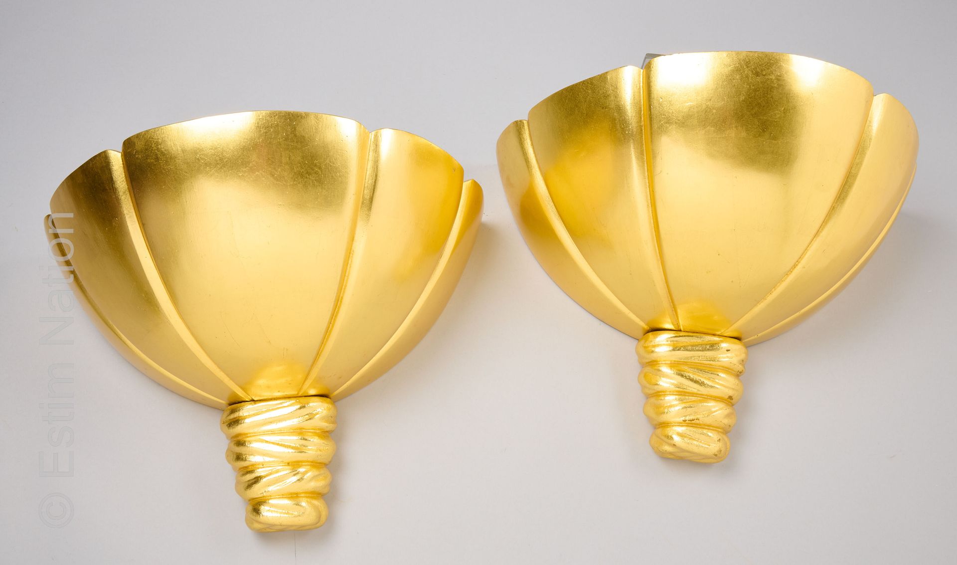 LUMINAIRES - VERS 1990 Importante coppia di appliques in metallo dorato a forma &hellip;