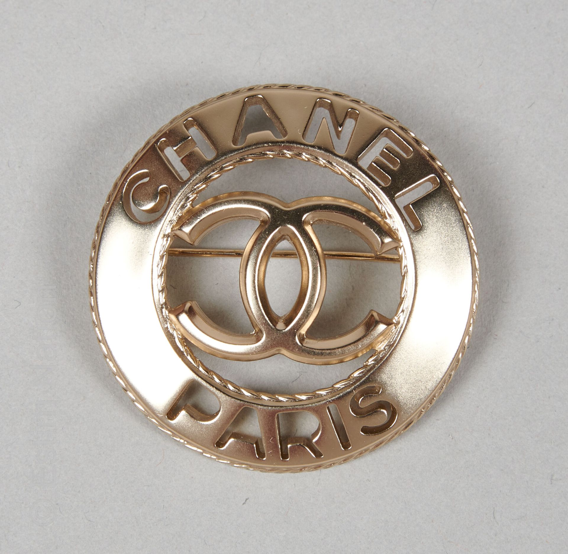 CHANEL (COLLECTION AUTOMNE HIVER 2018) Circular gilt metal pin showing the initi&hellip;