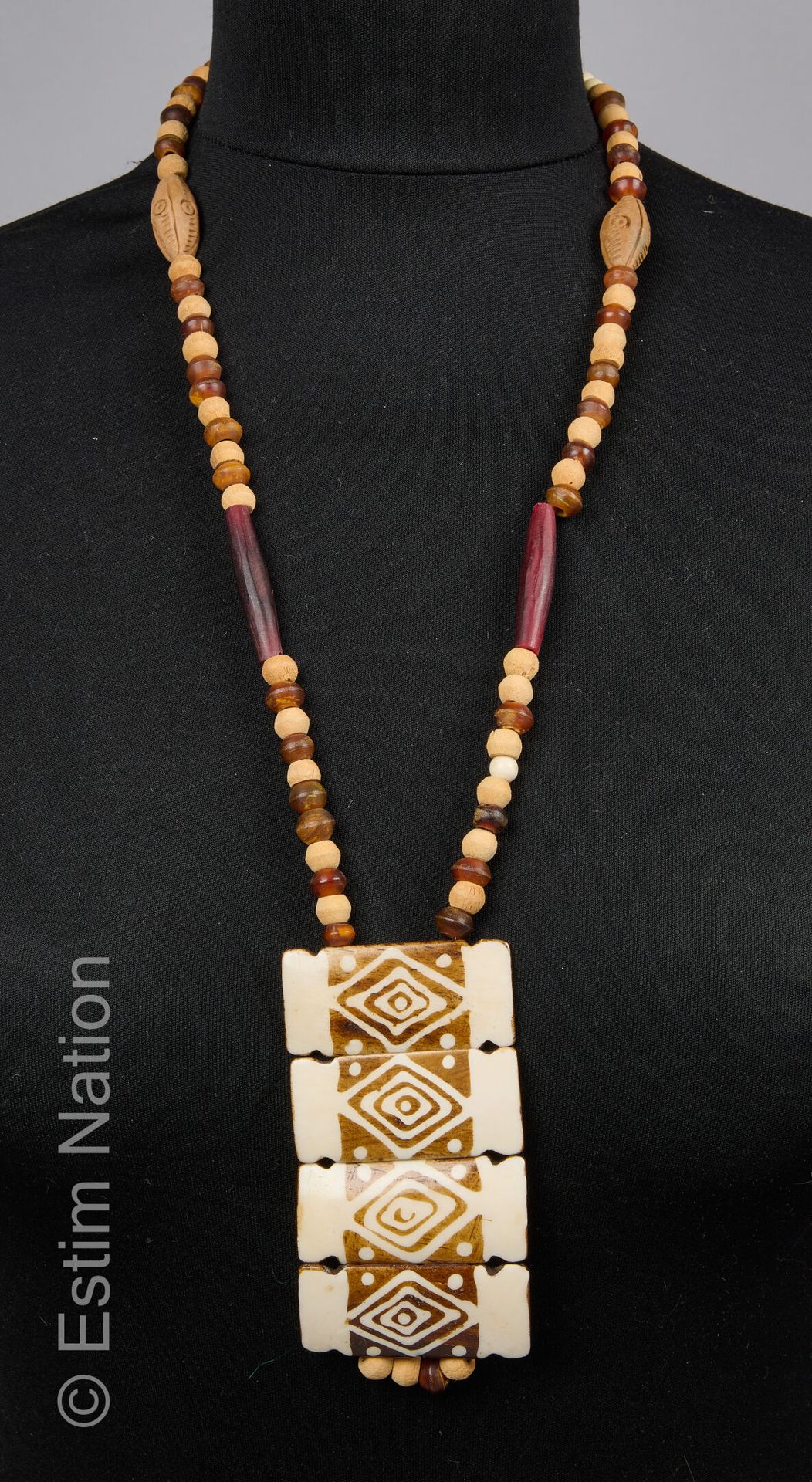 COLLIER ETHNIQUE Long necklace made of wood and resin beads holding four horn pl&hellip;