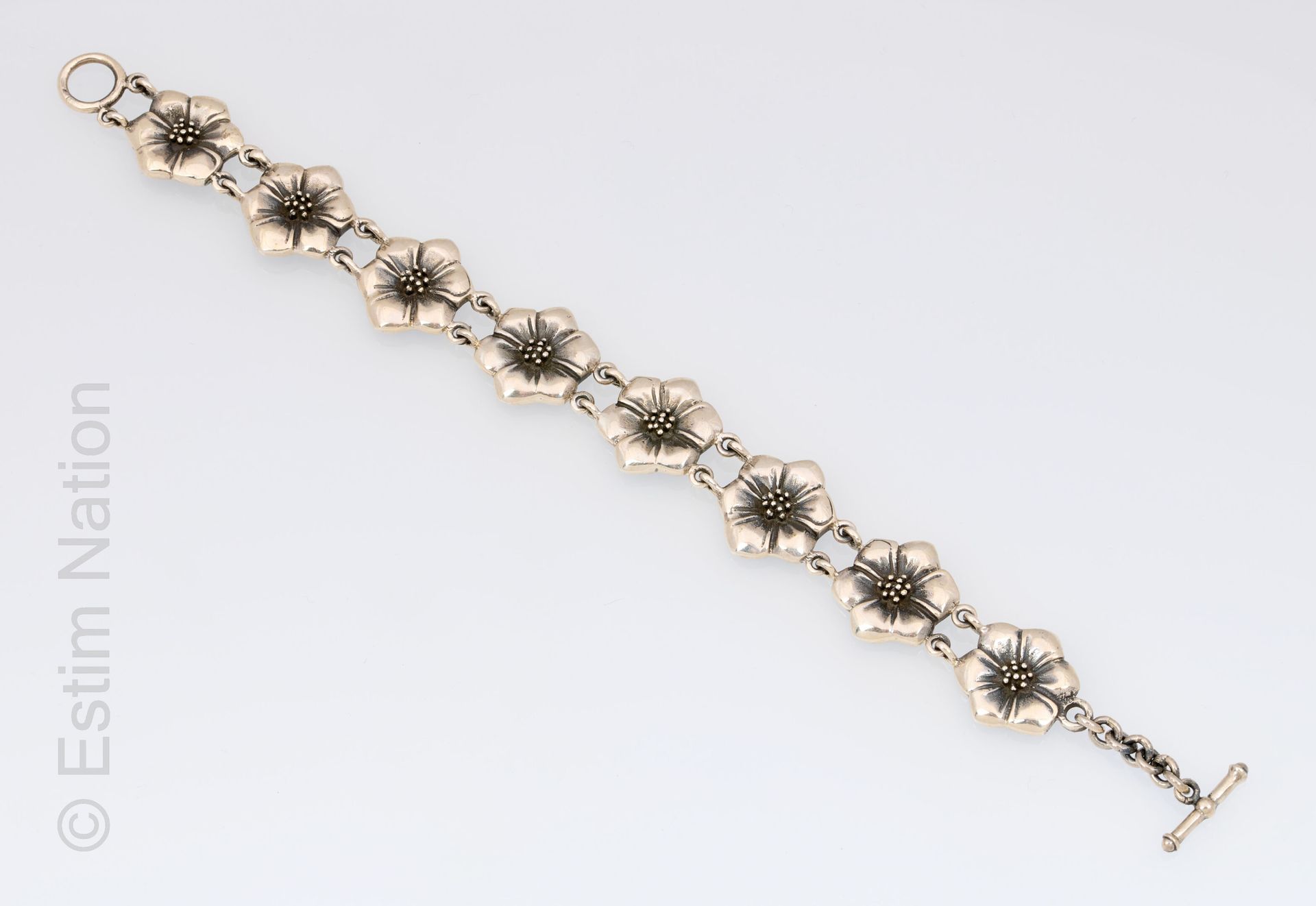 BRACELET ARGENT Articulated bracelet in silver 925/°° composed of eight flowers.&hellip;