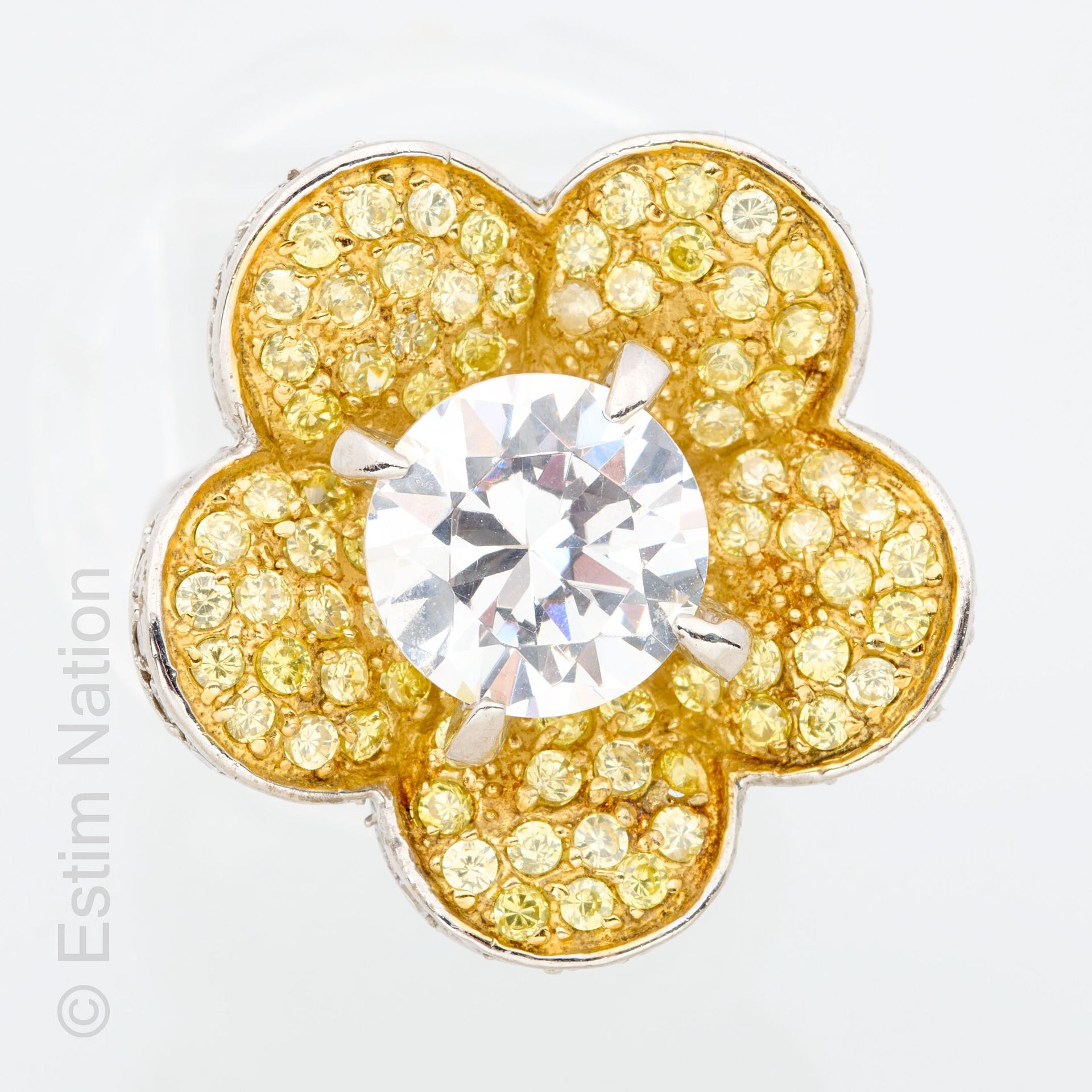 BAGUE FLEUR 925/°银制戒指，花形图案全部由彩色宝石镶嵌而成，中心为大型氧化锆。 
毛重：13.0克 
手指尺寸：58