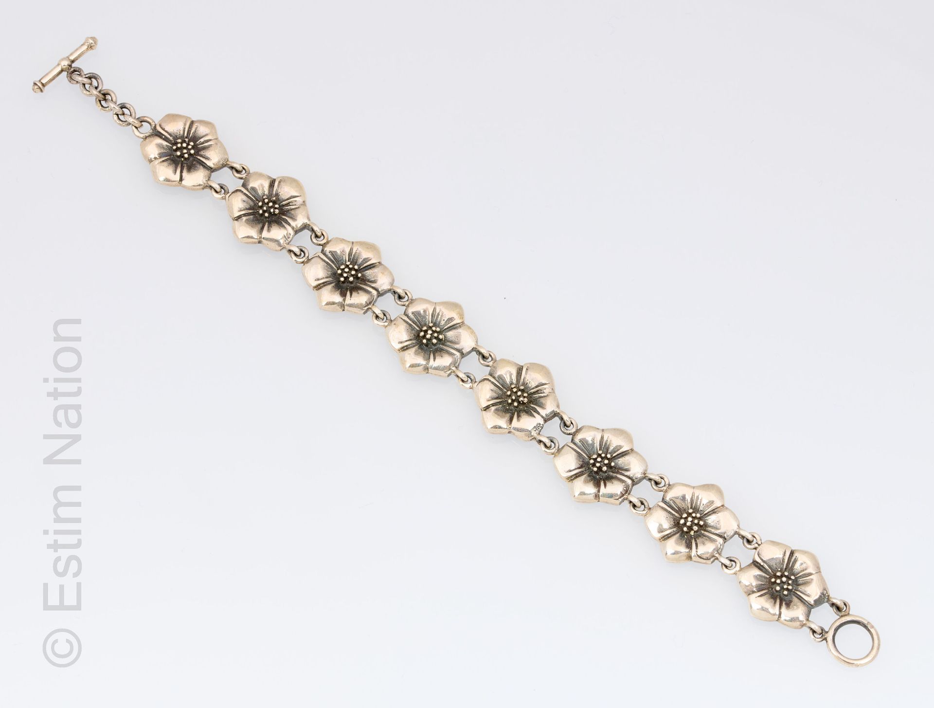 BRACELET ARGENT 925/°°银制铰链式手镯，有八朵花。棒状扣 
毛重 : 27.1 克
长度 : 18.5 cm