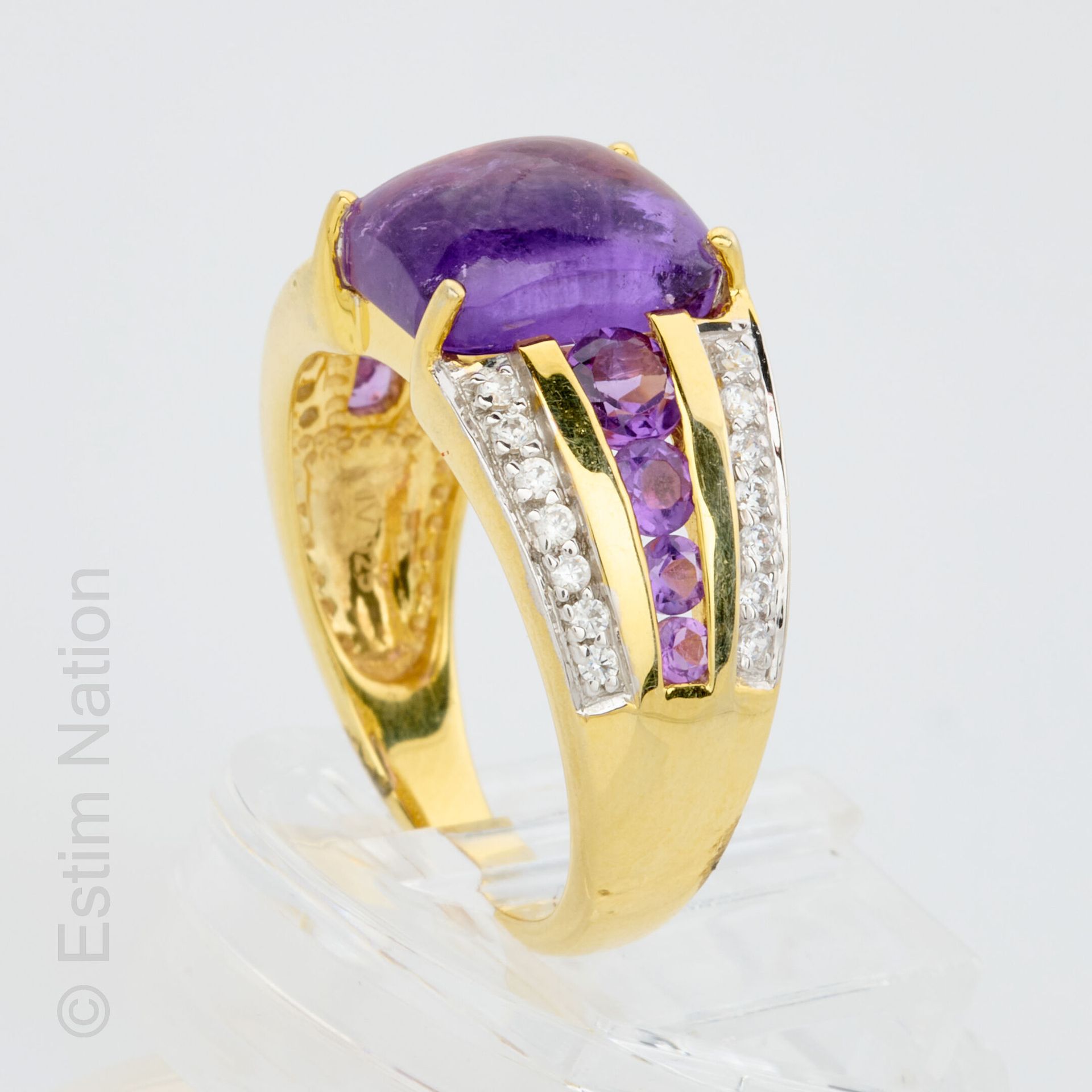 BAGUE AMETHYSTE 一枚925金戒指，上面有一个长方形的凸圆形紫水晶，中间有小圆紫水晶和锆石。 
毛重：5.27克 
手指尺寸：57