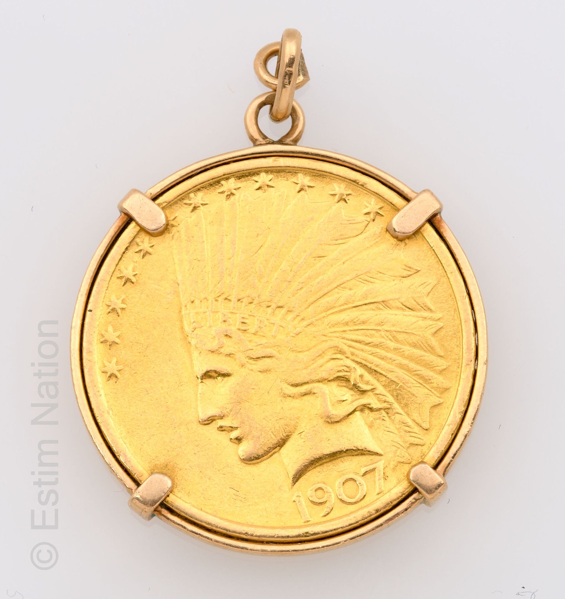 PENDENTIF PIECE 10 DOLLARS 一枚18K（750千分之一）黄金吊坠，中心是一枚10美元的金币，1907年。 
毛重：19克。