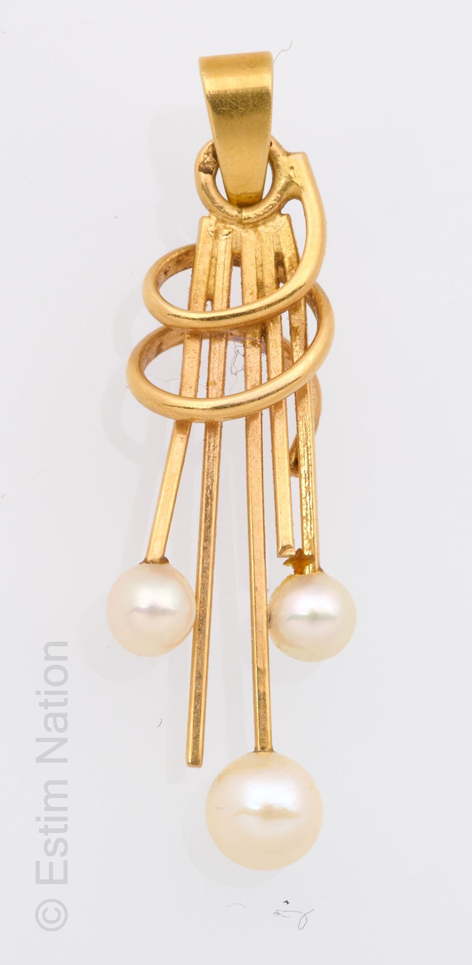 PENDENTIF PERLES ET OR 黄金18K（千分之七十五）吊坠，以三颗白色养殖珍珠完成的枝形图案。珍珠的直径：3.2至4.2毫米左右。总重量：1,&hellip;