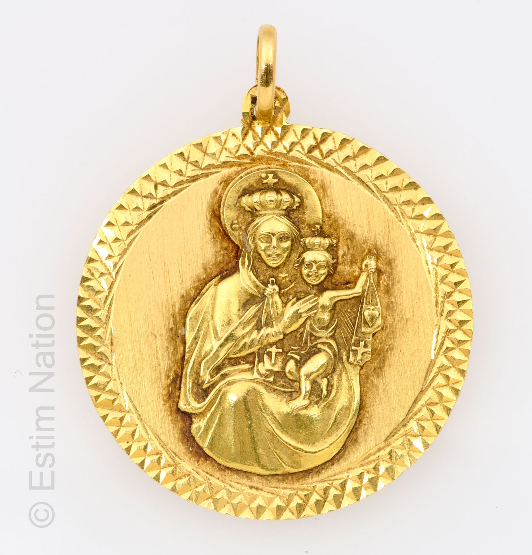 MEDAILLE OR Importante médaille en or jaune 18K (750 Millièmes) lisse et ciselé &hellip;
