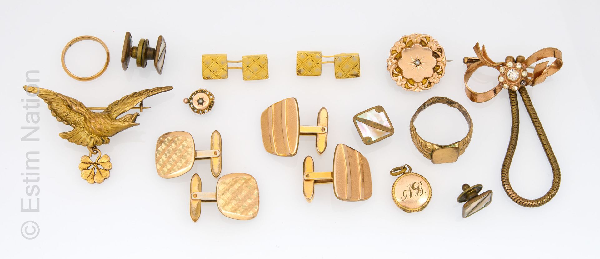 LOT BIJOUX METAL DORE Lot of costume jewelry in gold metal including cufflinks, &hellip;
