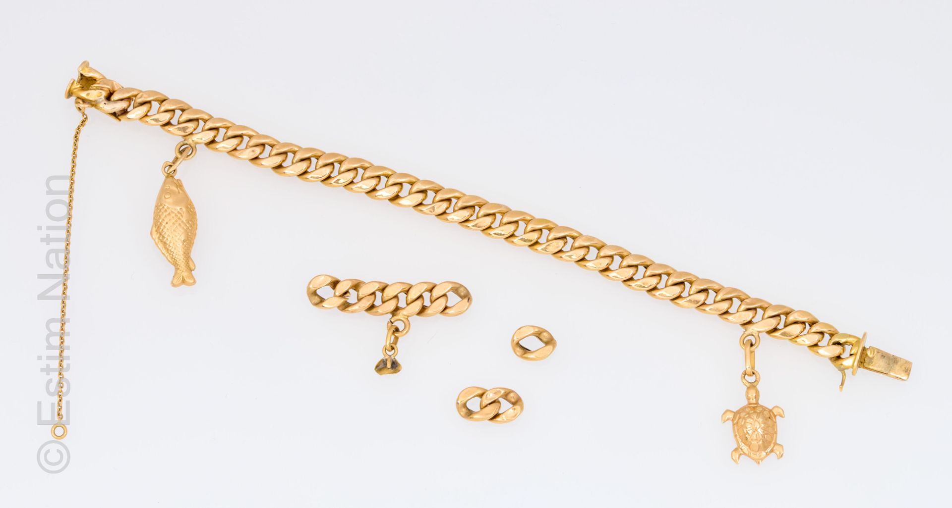 DEBRIS OR 一批18K黄金（千分之七十五）的碎片，包括手镯的元素，和吊饰。 
总毛重：10.2克。