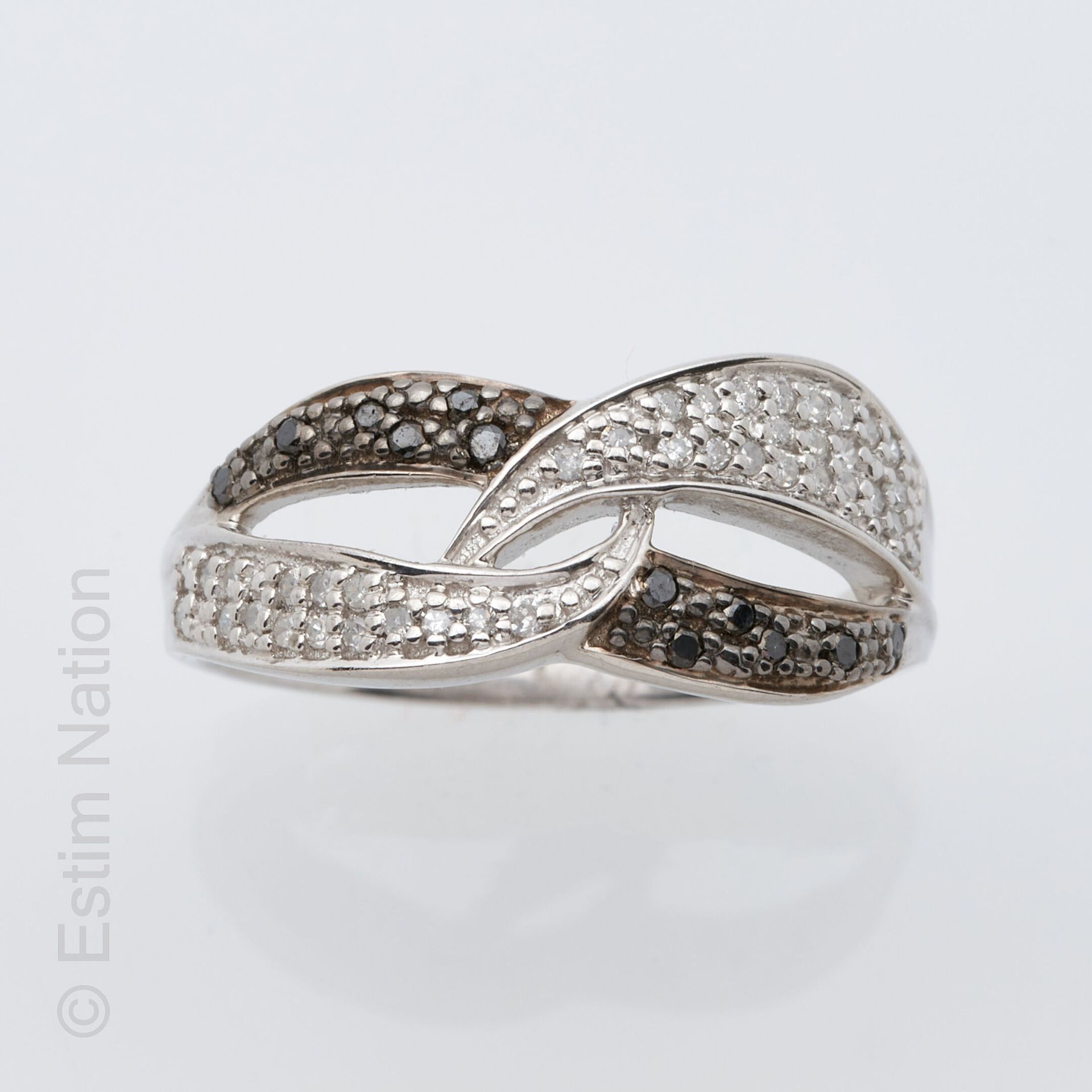 BAGUE ARGENT ET DIAMANTS 银戒指（925千分之一） 镂空打结图案，镶嵌白色钻石和黑色钻石，采用明亮式切割。指轮：56。毛重：3.1克。