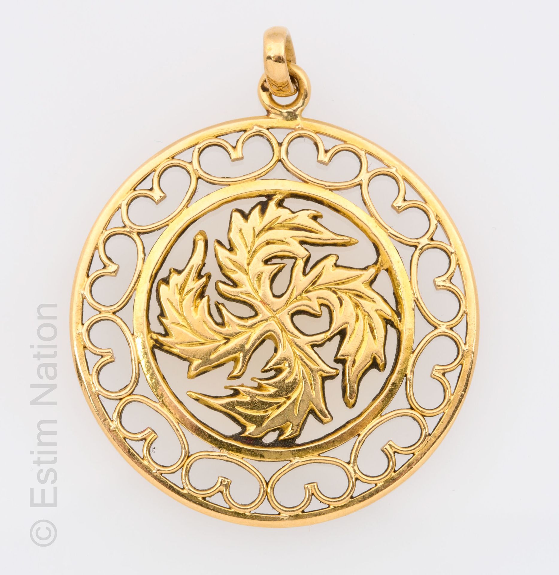 PENDENTIF OR 18K (750 Millièmes) yellow gold pendant with openwork and chased fo&hellip;