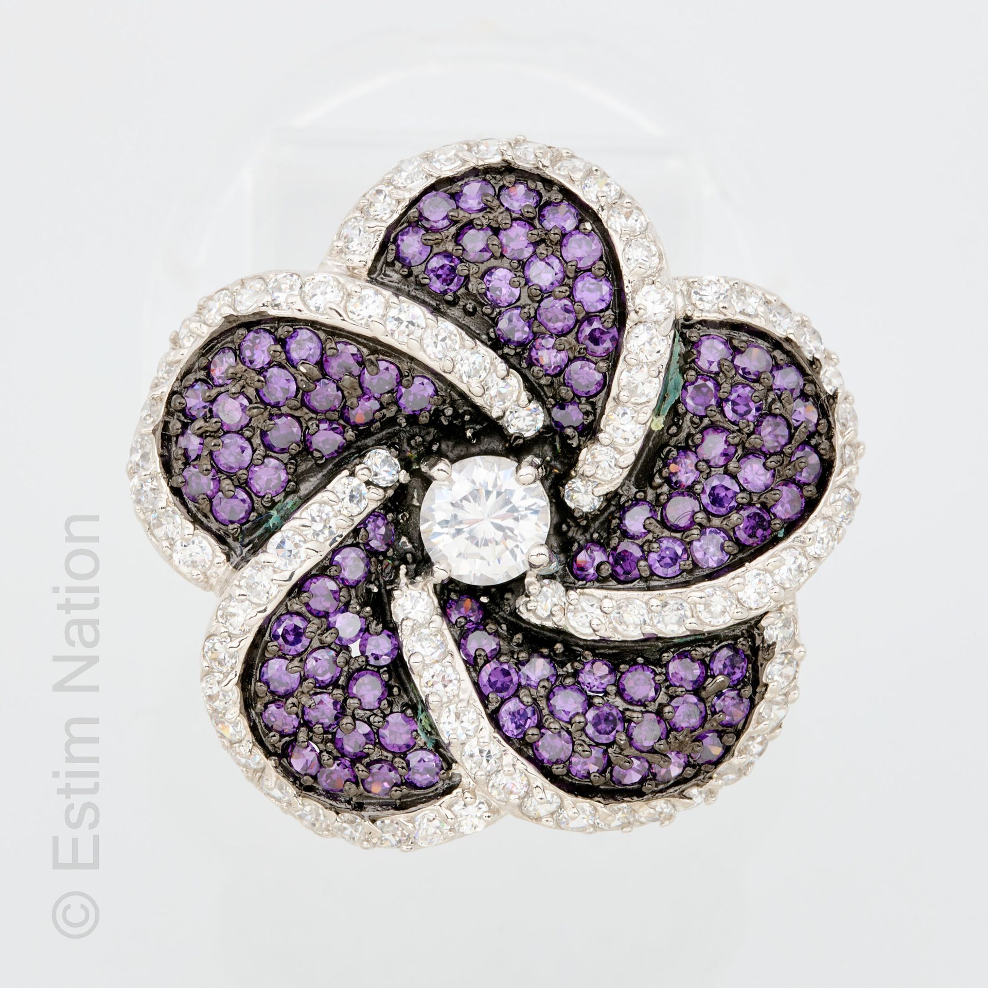 BAGUE ARGENT OXYDES Ring in silver 925/°°with flower motif entirely paved with r&hellip;
