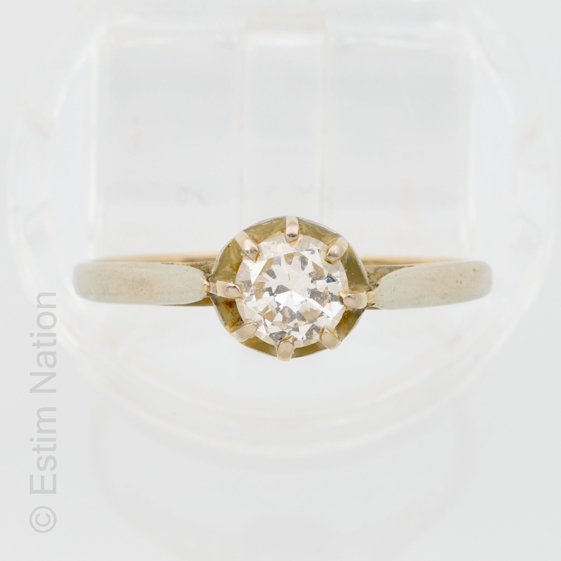 BAGUE OR DIAMANT 18K（750千分之一）白金戒指，爪式镶嵌约0.48克拉的明亮型切割钻石。手指周长：57。毛重：2克。