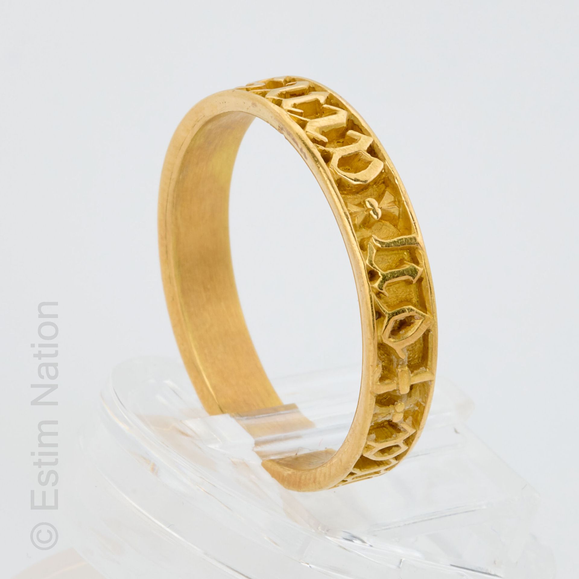 ANNEAU EN OR JAUNE Anello in oro giallo 18K (750 millesimi) cesellato di lettere&hellip;