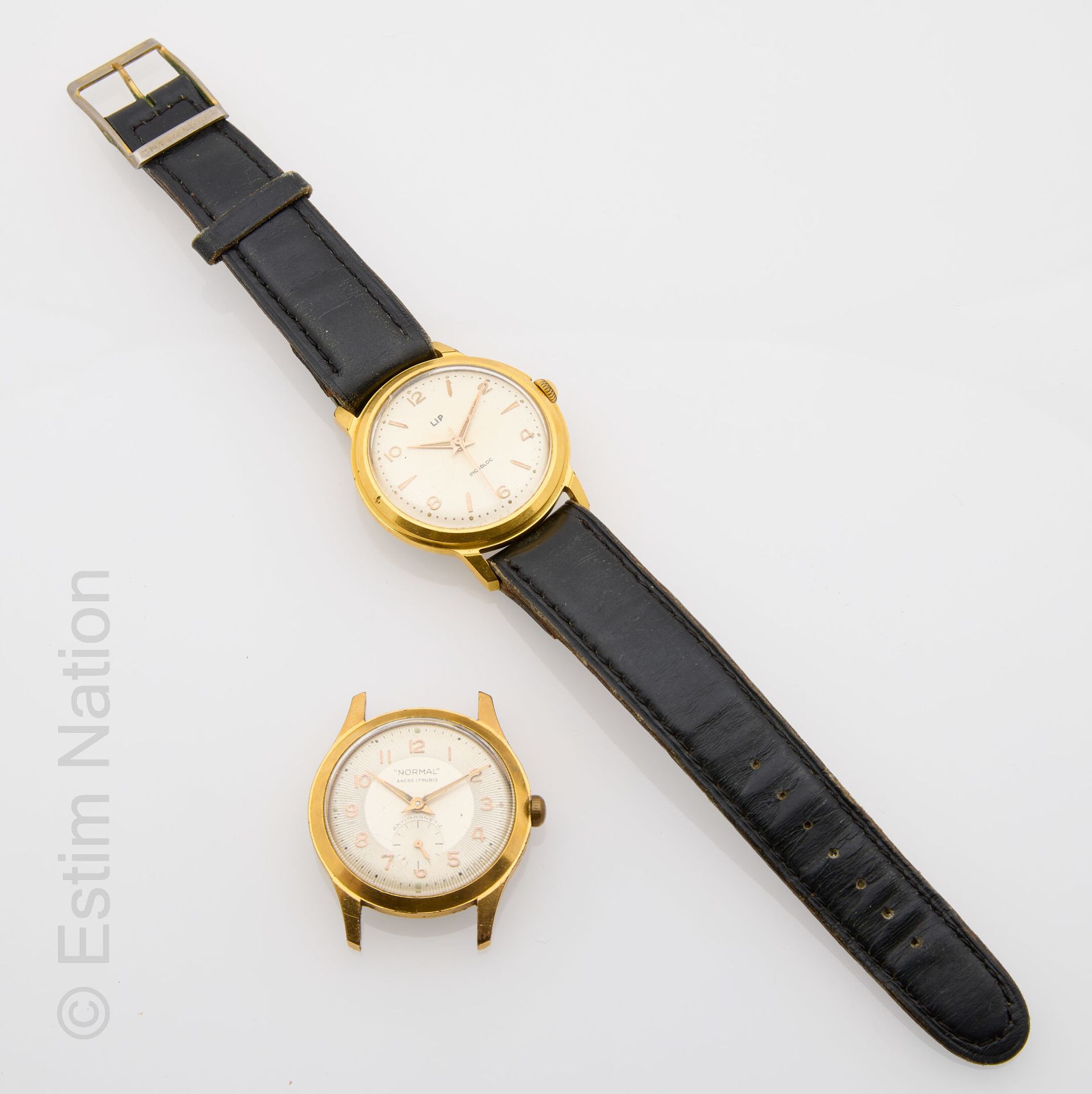 LOT DE MONTRES 一套城市手表包括:
- 一块镀金的LIP手表，圆形表壳，银色表盘，阿拉伯数字，黑色皮表带。
- 一块镀金的 "Normal "手表&hellip;