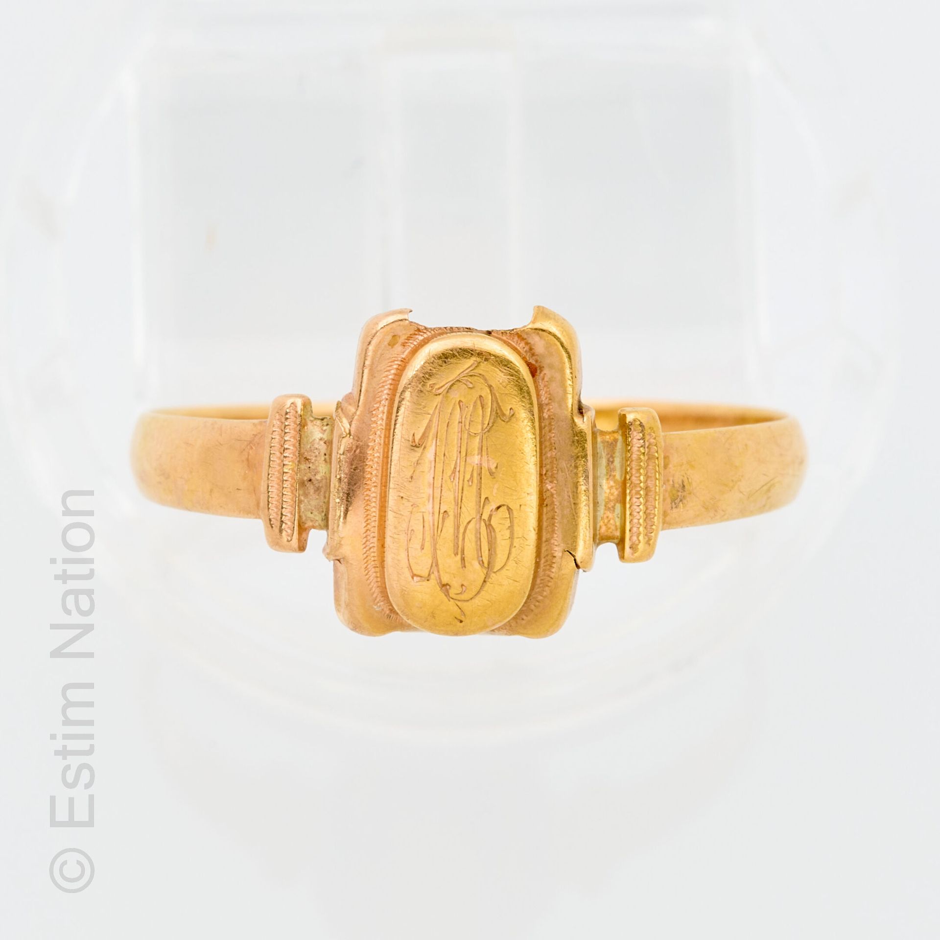 BAGUE OR JAUNE ARMOIRIES 18K黄金（千分之七十五）精细戒指，中间刻有国徽图案。手指周长：55。重1,2克。(小事故)。