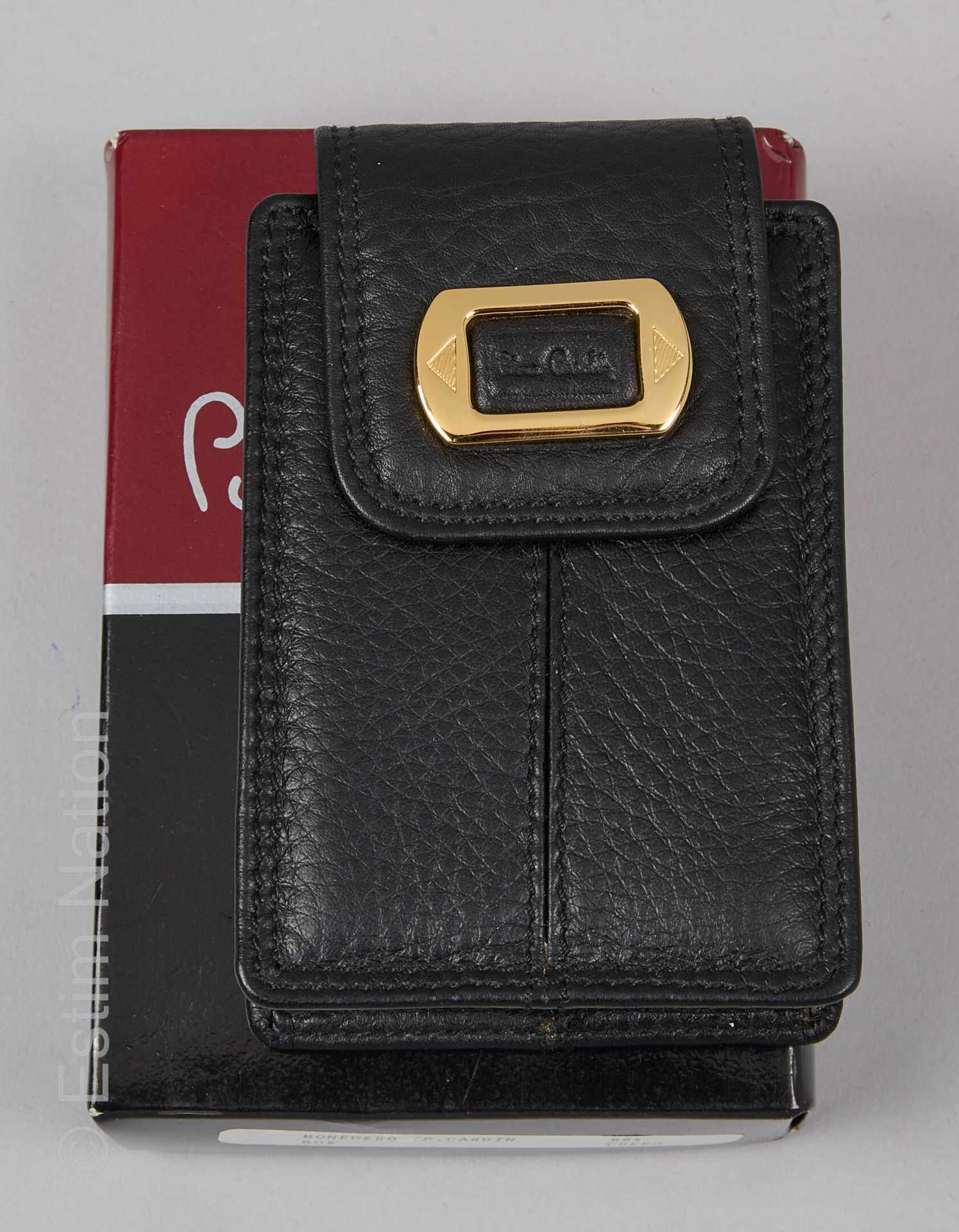 PIERRE CARDIN 黑色粒面皮革香烟盒（盒装）（10 x 7厘米）（盒装，纸）。