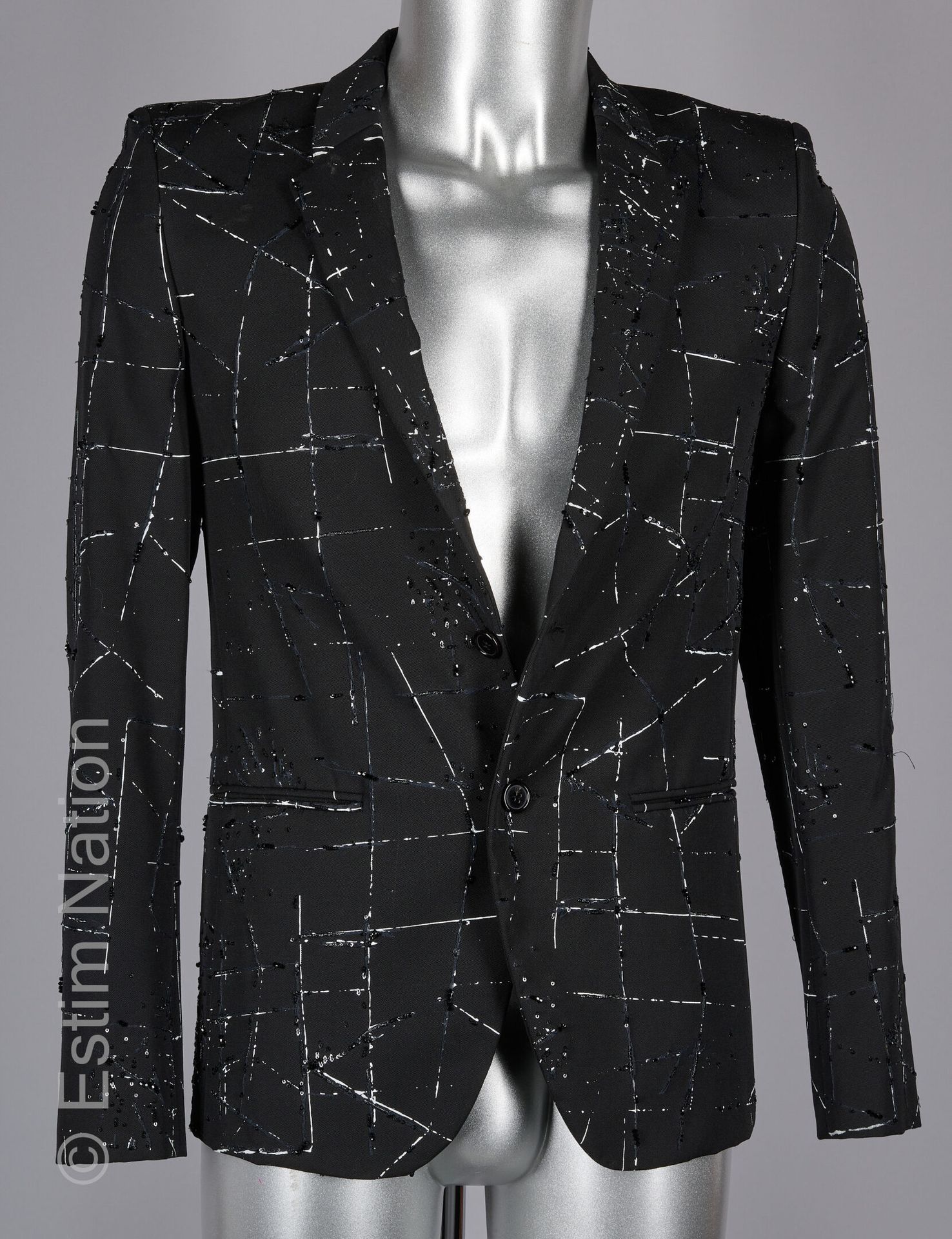 SAINT LAURENT PARIS PAR ANTHONY VACCARELLO 黑色羊毛晚装外套，白色滴水效果，黑色线和彩色亮片的几何图案（约T S）。