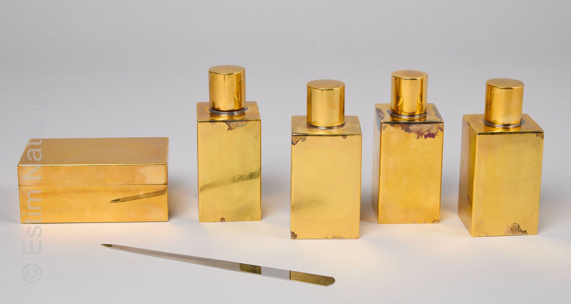 HERMES PARIS VINTAGE CIRCA 1960 必需品，包括四个瓶子和一个镀银和镀金金属的肥皂盒（印有EH）和一个酒红色皮箱中的文件（氧化）（一&hellip;