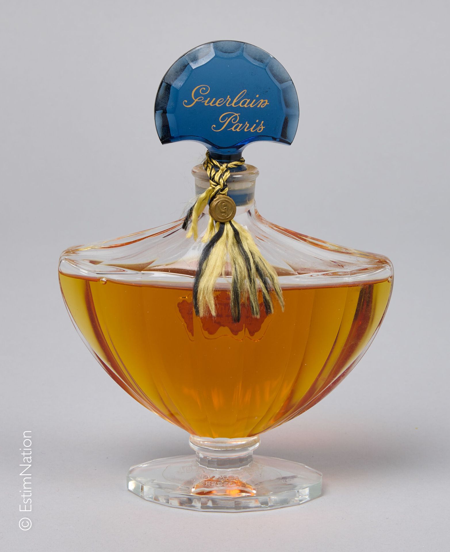 GUERLAIN "Shalimar" 玻璃瓶，蝙蝠型，已滴定。装有125毫升的淡香水。蓝色瓶塞，金字标题："巴黎娇兰"。