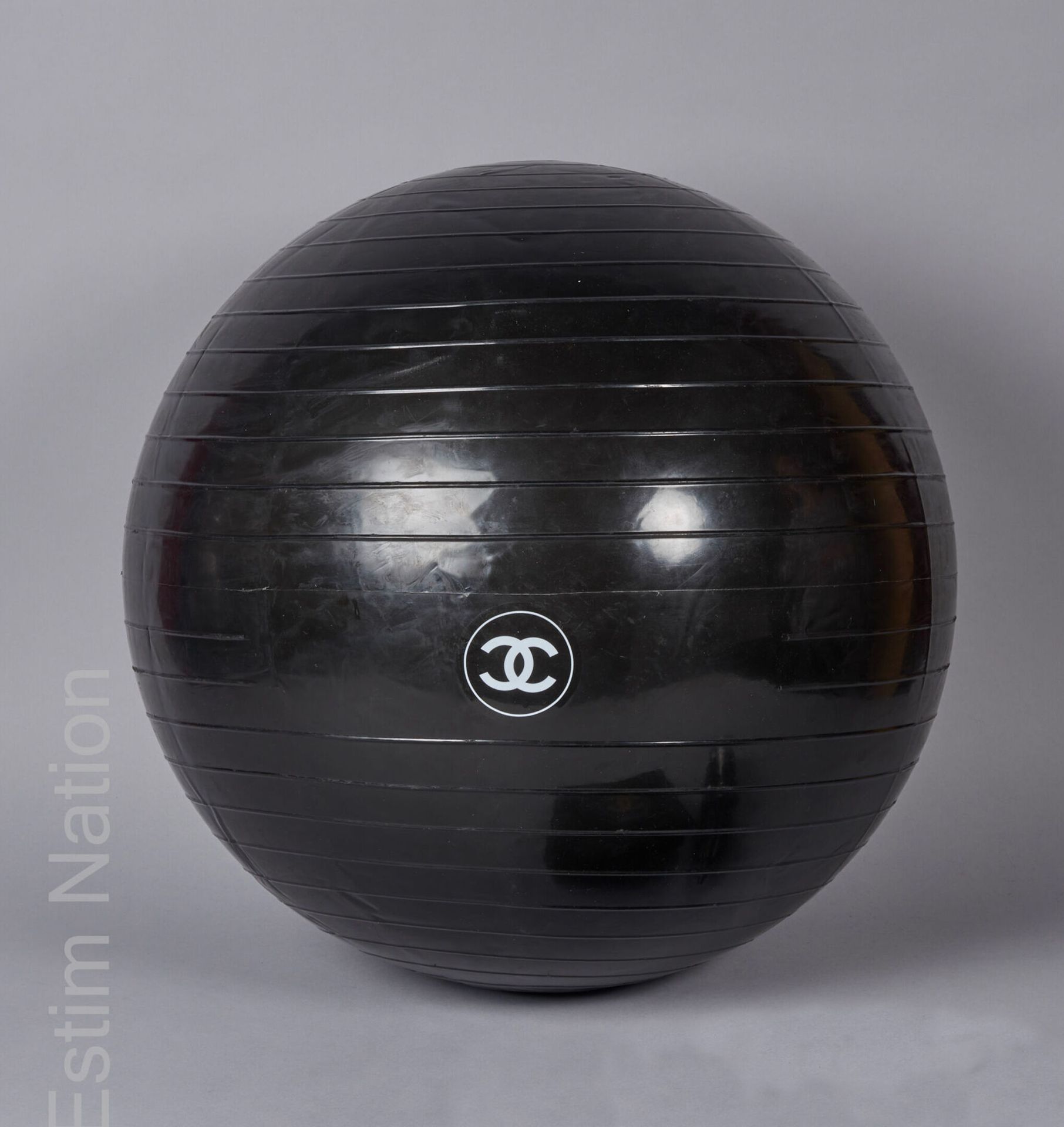 CHANEL (2017) YOGA BALL in black composite and its pump (signed) (diam: 47 cm)