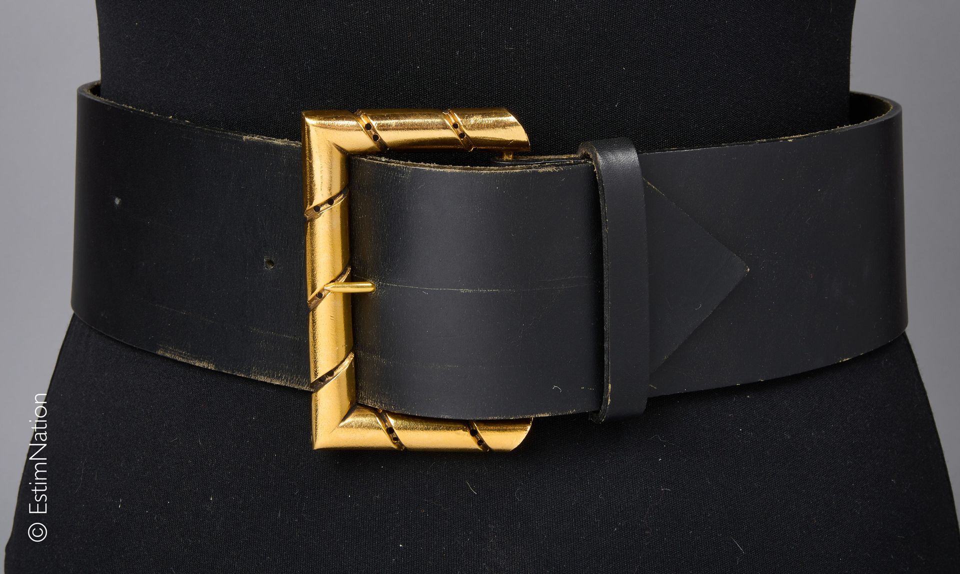 KARL LAGERFELD LARGE CEINTURE en veau noir, importante boucle en métal doré (T 7&hellip;