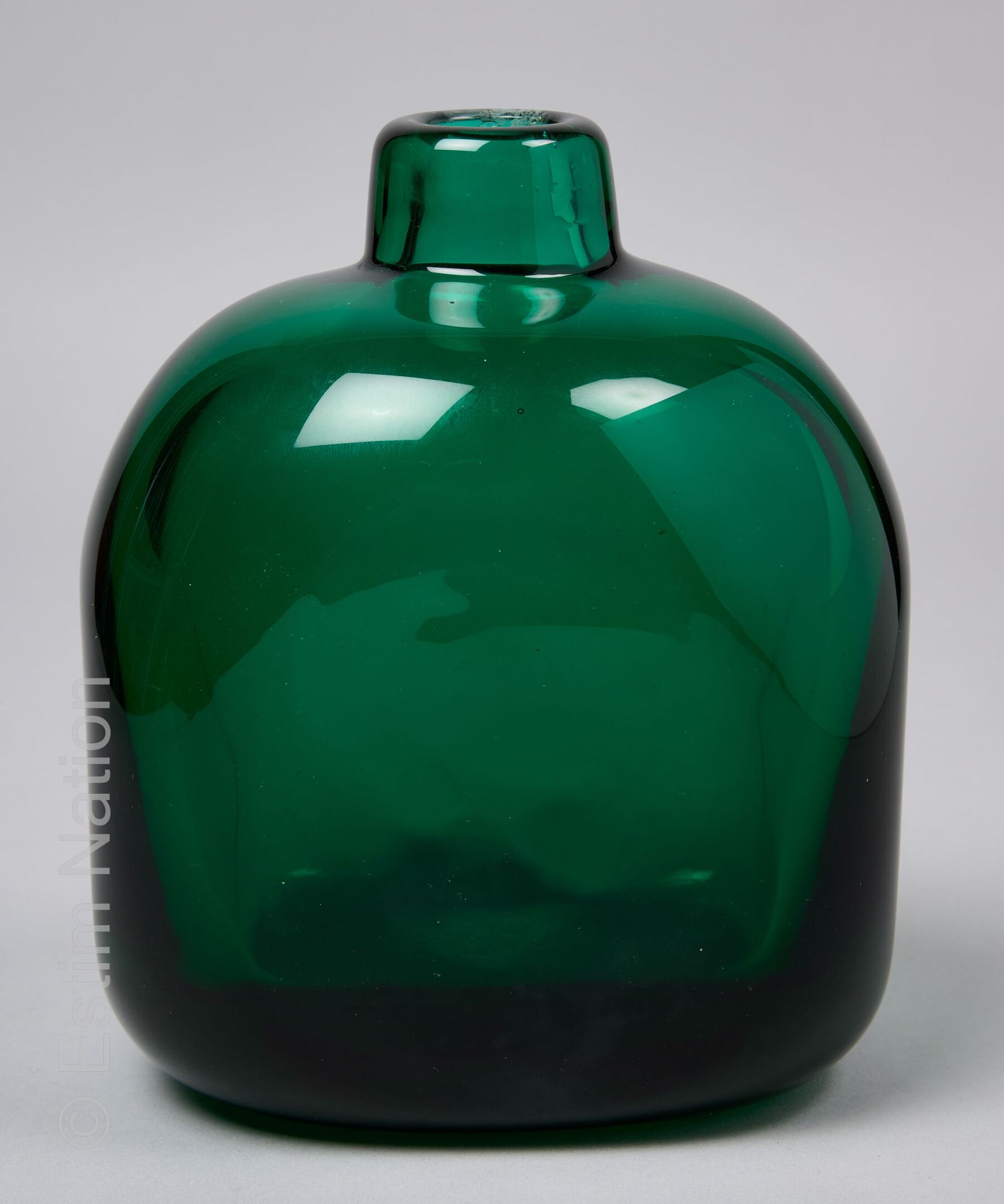 VERRERIE CONTEMPORAINE - MORIN 克劳德-莫林 (1932-2021)

玻璃花瓶，绿色高脚杯，圆肩，平底。
背面刻有签名。

高度&hellip;