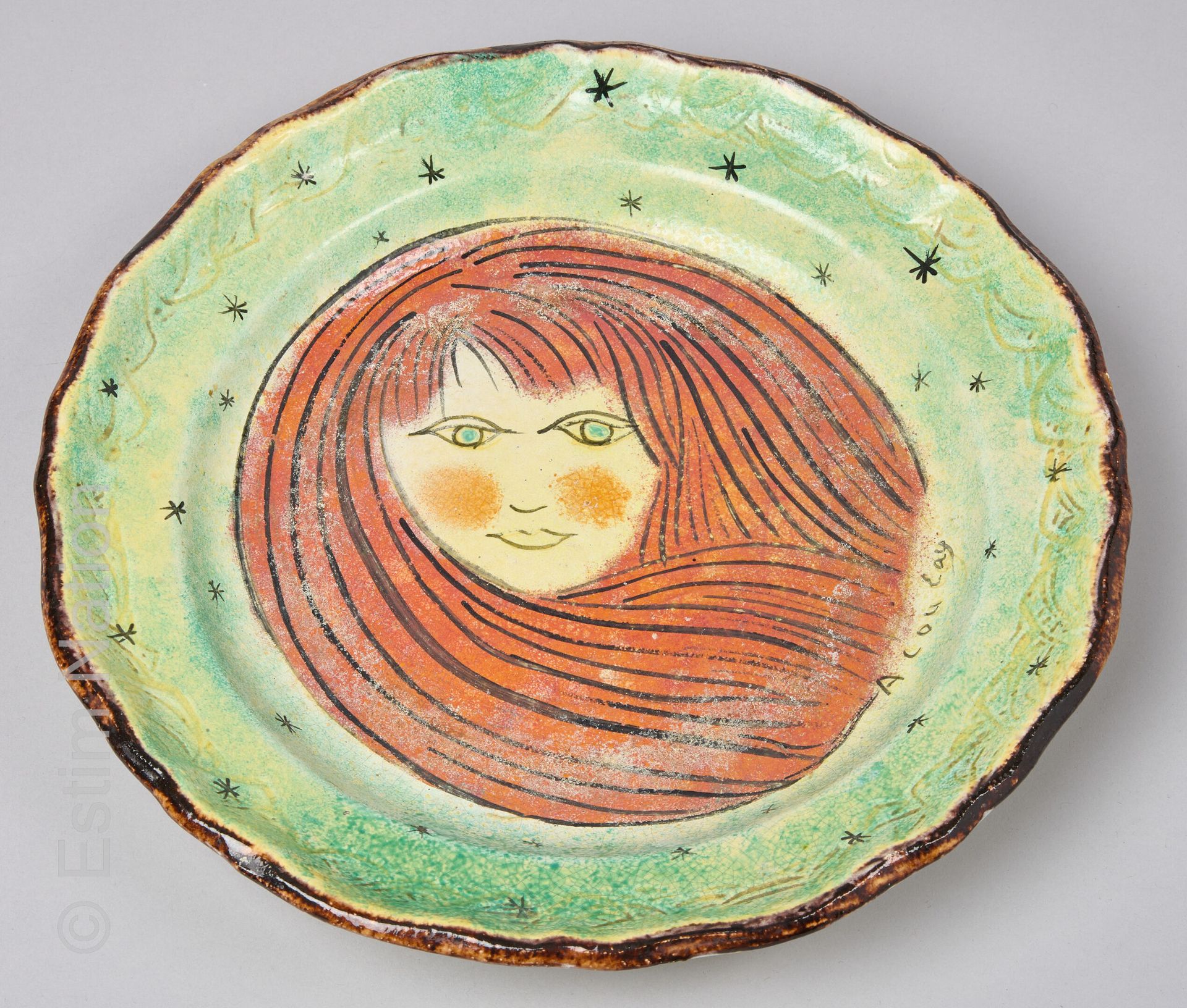 CERAMIQUE CONTEMPORAINE - ACCOLAY ǞǞǞ

一个多色釉陶盘，在绿色和星星的背景上装饰着一个女人的轮廓。翼上有签名。
背面有刻字&hellip;