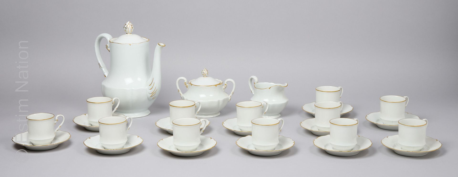 PORCELAINES FRANCAISES - HAVILAND 哈维兰 - 利摩日

瓷器咖啡套装，有镀金的网和小圆点装饰。它包括一个咖啡壶，一个有盖的糖碗&hellip;