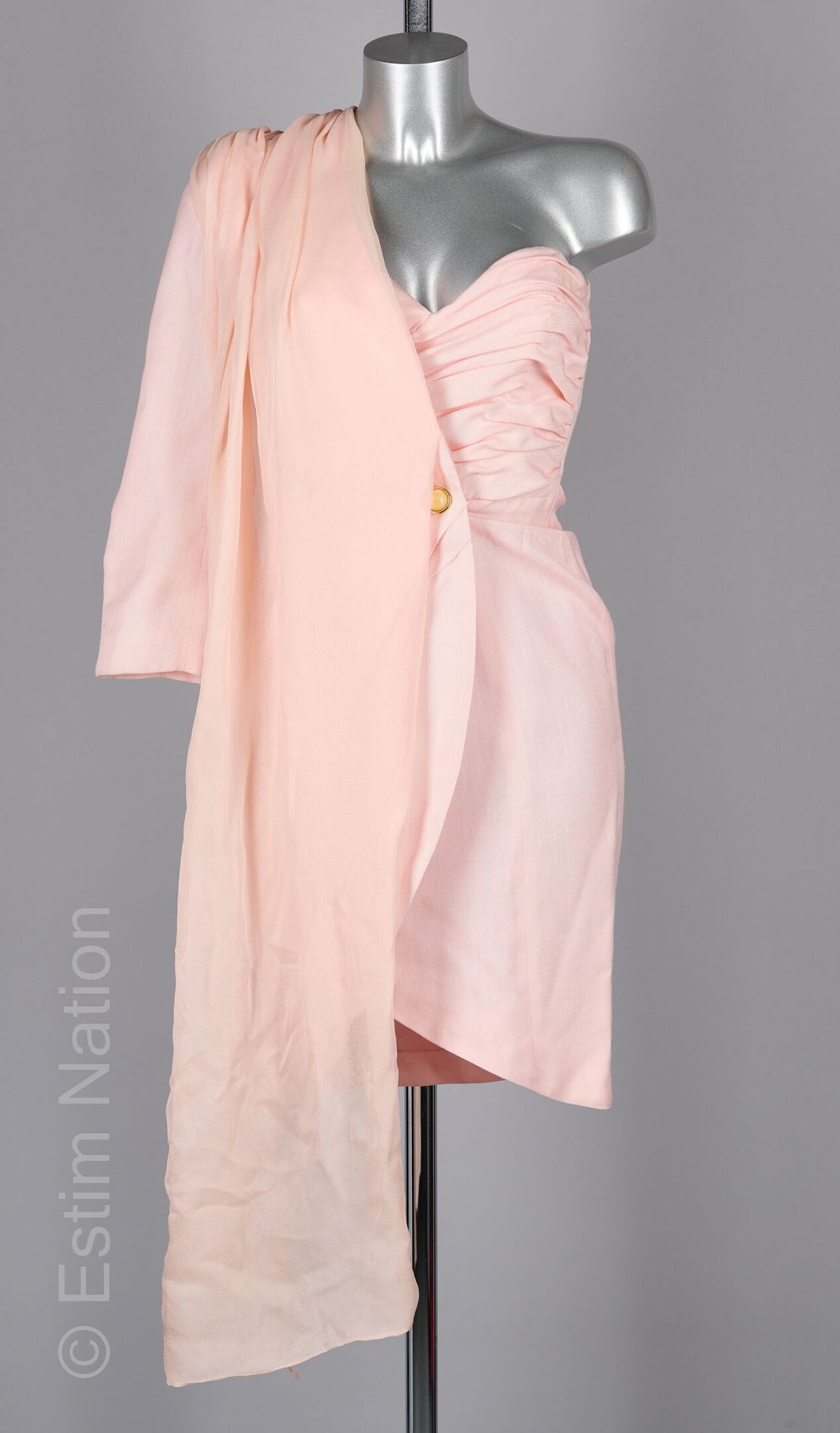 JIKI MONTE CARLO CREATIONS 粉红色羊毛和棉质晚礼服，一个不对称的袖子，带胸饰的垂坠上衣，有两个环绕纽扣的裙子，袖子颜色的丝质雪纺围巾（&hellip;