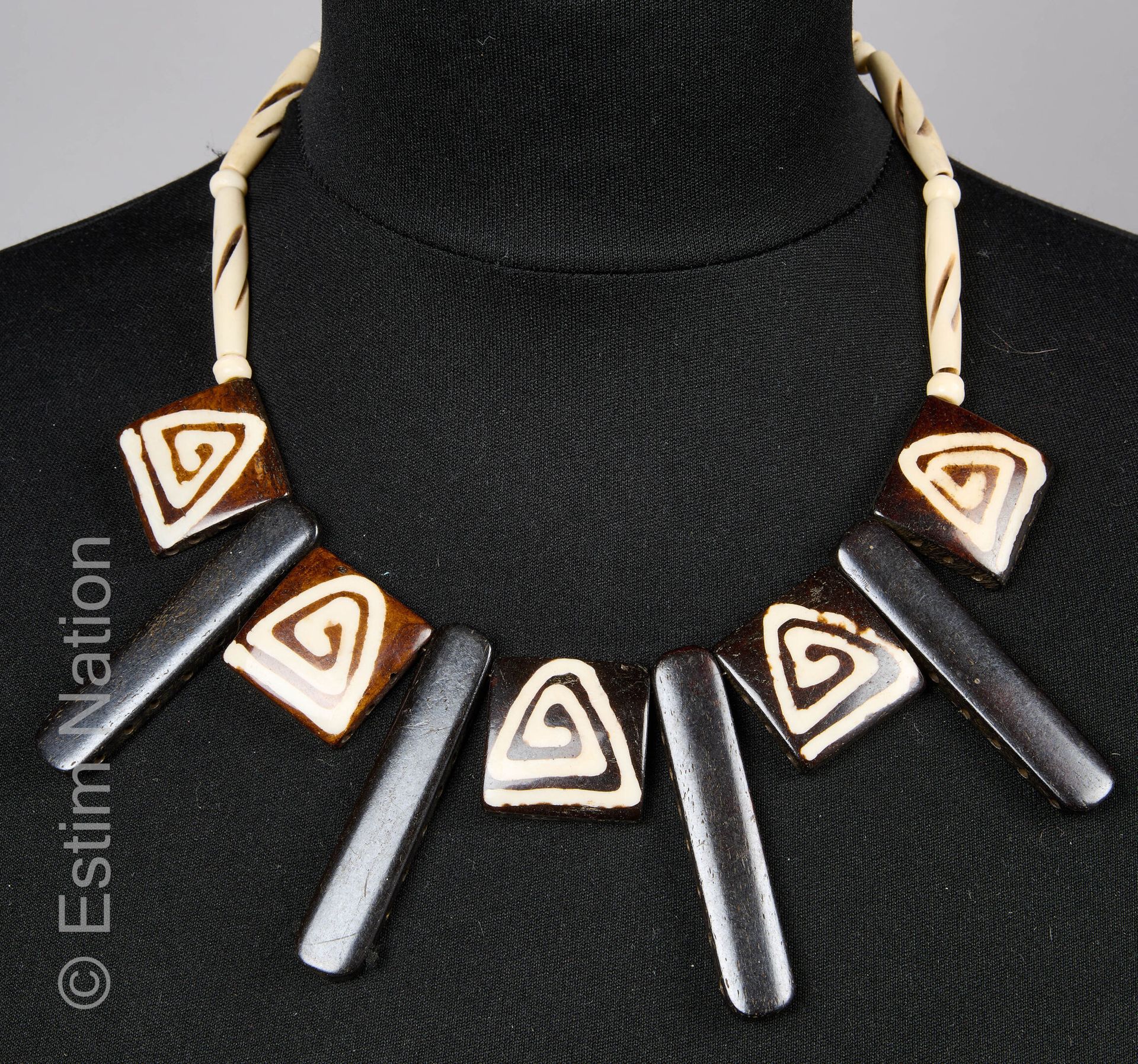 COLLIER "ETHNIQUE" Collana in legno e corno con aste, strisce e motivi geometric&hellip;