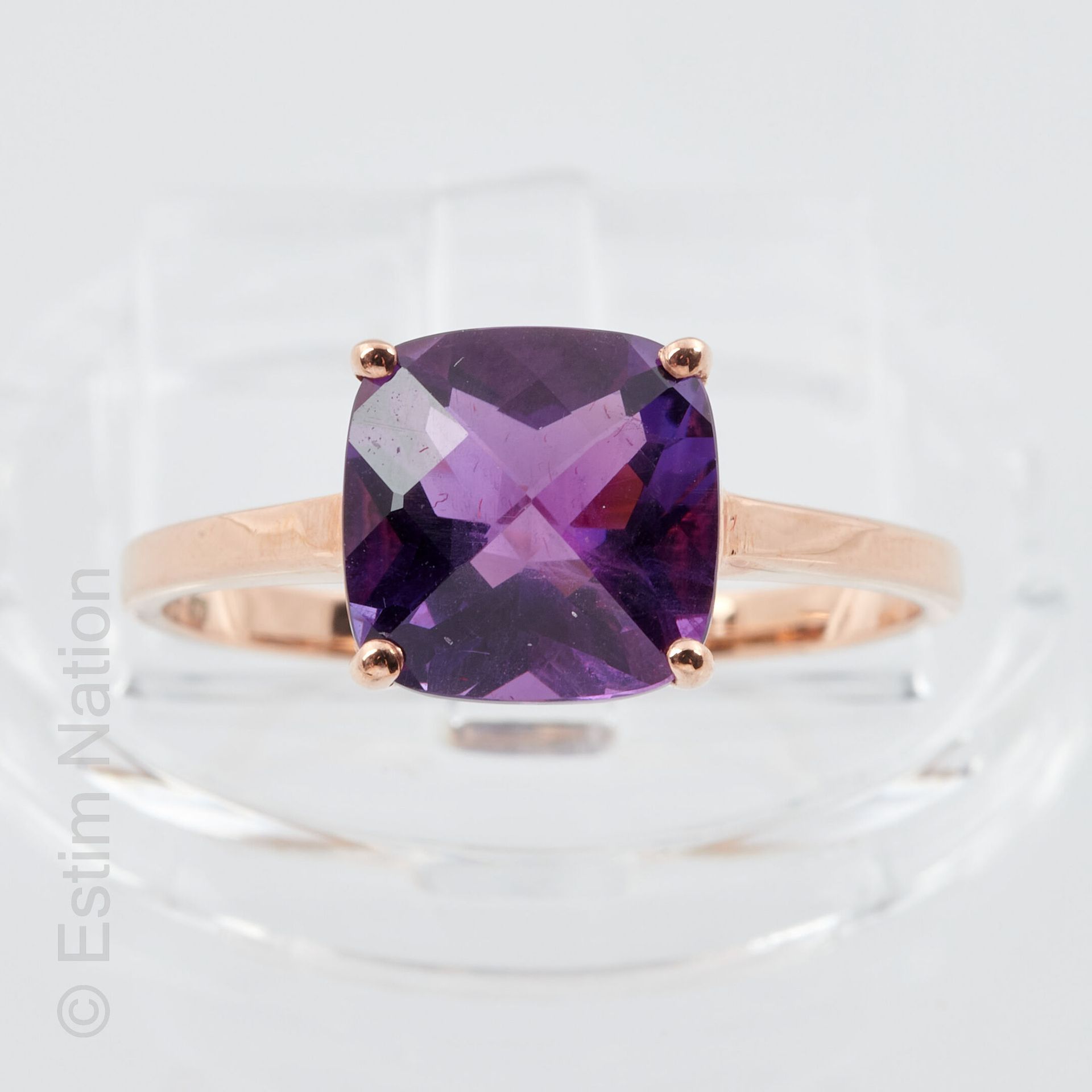 BAGUE AMETHYSTE 9K (375/°) 玫瑰金戒指，以爪镶枕形紫水晶为中心，重约1.84克拉。 
手指尺寸：53。毛重：2克。
