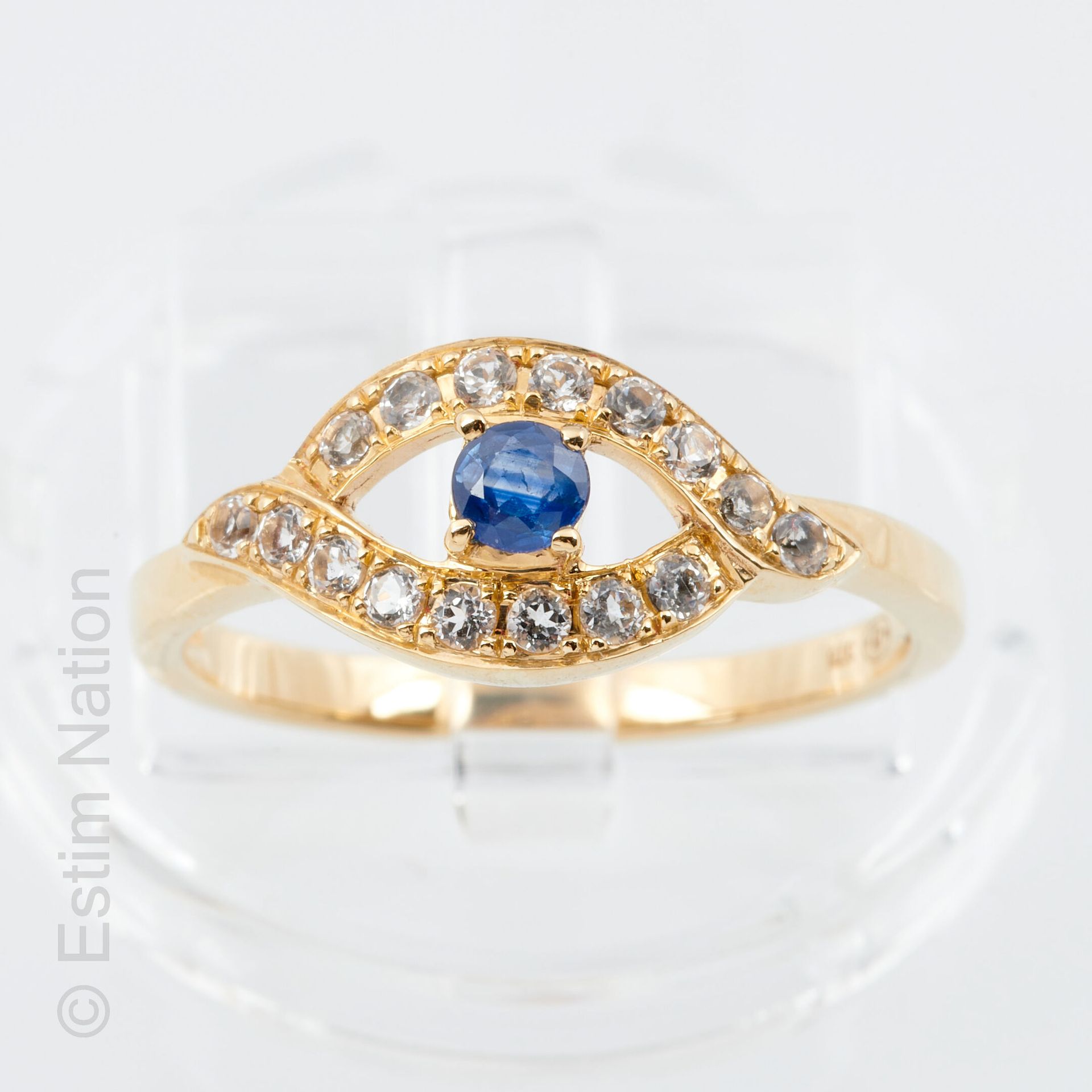 BAGUE SAPHIR ET TOPAZES 9K yellow gold (375/°°) ring centered with a small round&hellip;