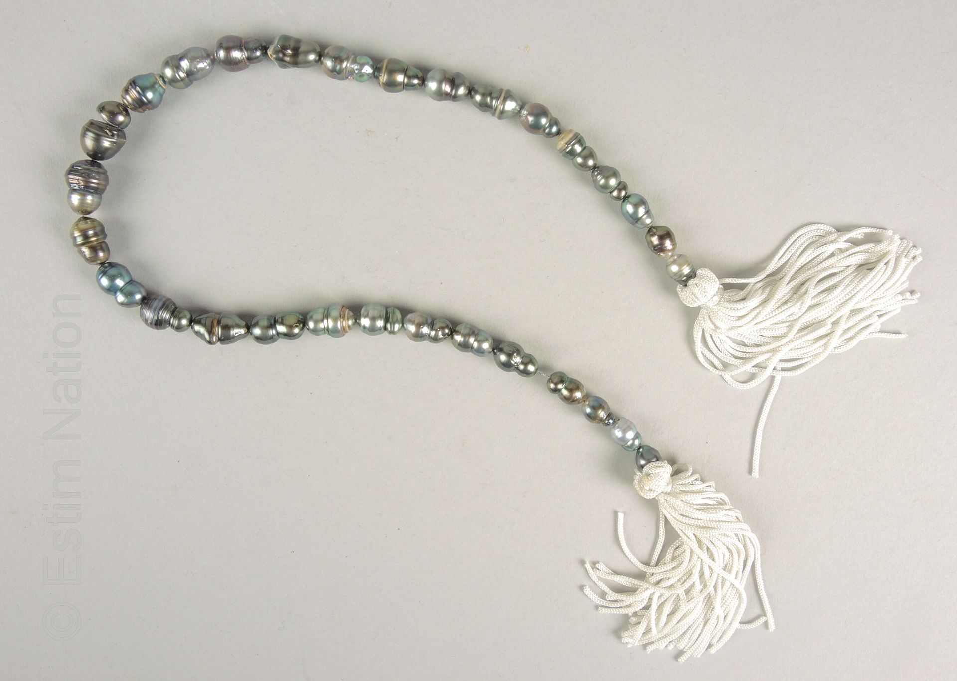 FIL DE PERLES Filo di perle coltivate barocche grigie. Una perla è danneggiata.