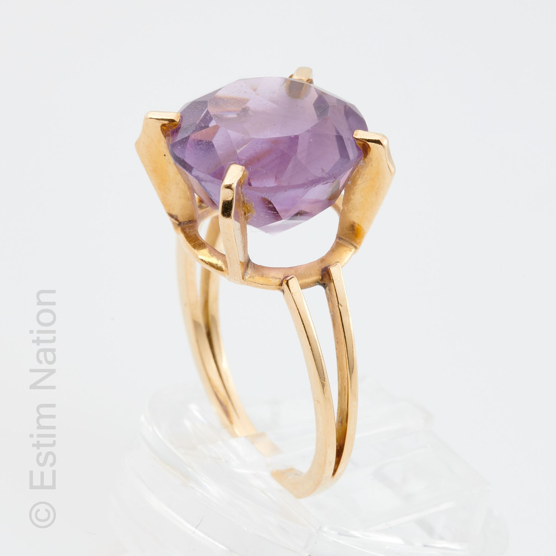 BAGUE OR JAUNE ET AMETHYSTE 18K（750千分之一）黄金戒指，四爪镶嵌圆形刻面紫水晶。紫水晶的尺寸：13.3 x 13.2 x 9.&hellip;