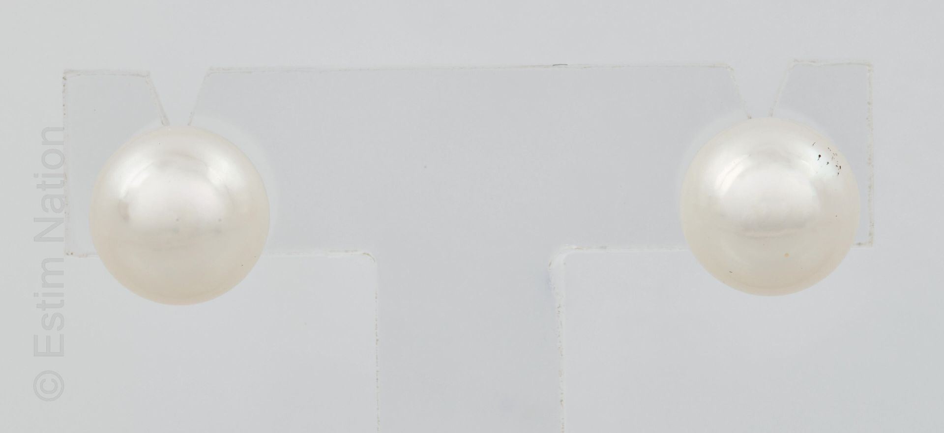 PAIRE DE BOUCLES D'OREILLES PERLES 18K(750/°)金耳环一对，镶有一颗养殖珍珠（直径：9/9.5毫米）。 
重量 : 2&hellip;