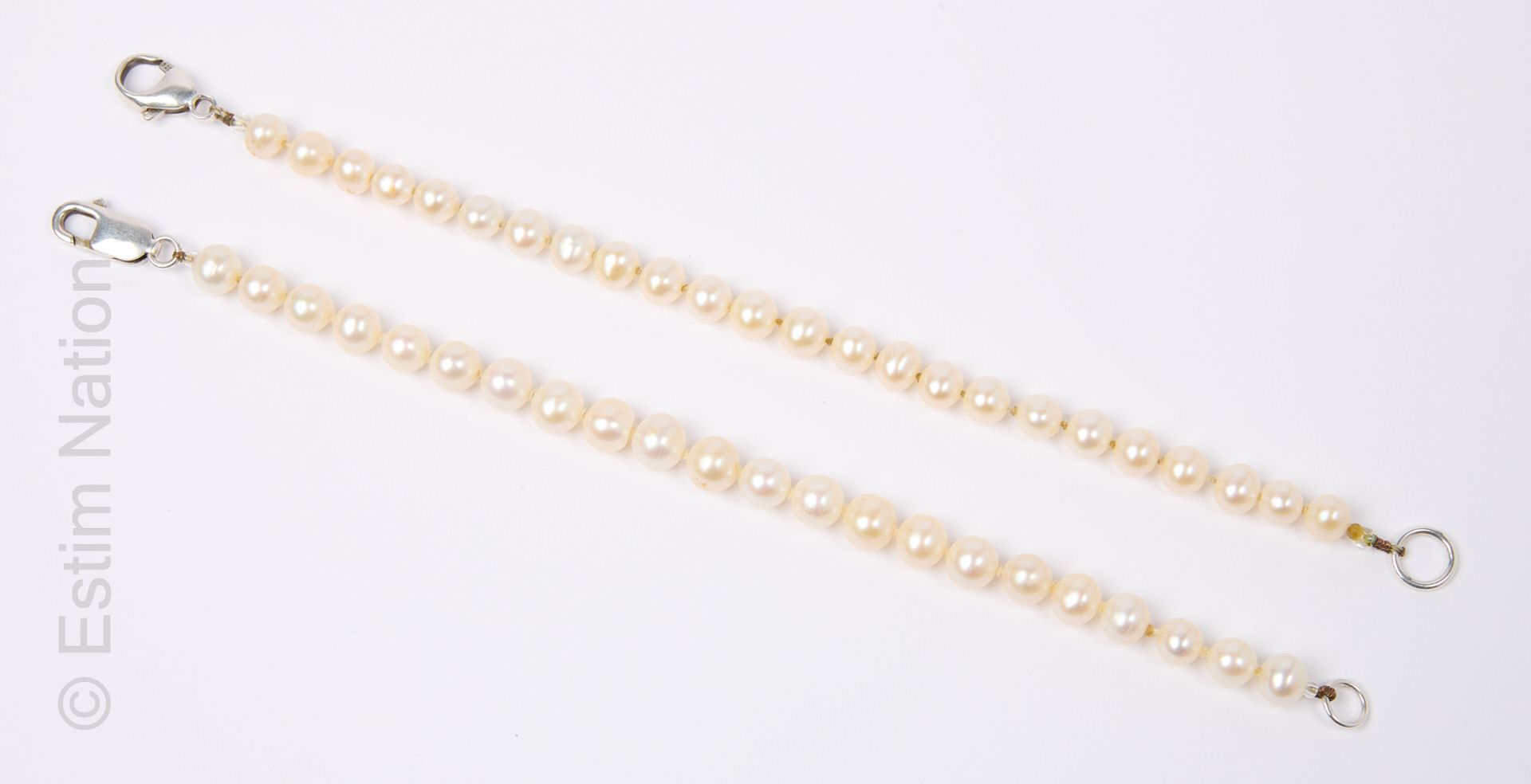 LOT DE COLLIERS PERLES DE CULTURE 拍品包括两个安装在棉线上的白色养殖珍珠手镯。扣子为银制（925千分之一）。珍珠的直径：5.7&hellip;