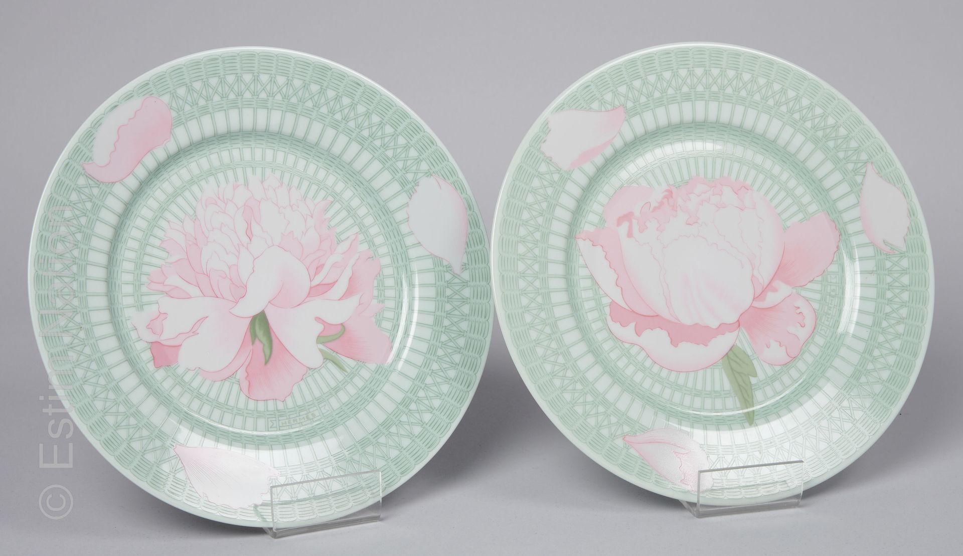 HERMES PAR LIMOGES 两个瓷盘，"Les Pivoines "模型（直径：22厘米）。